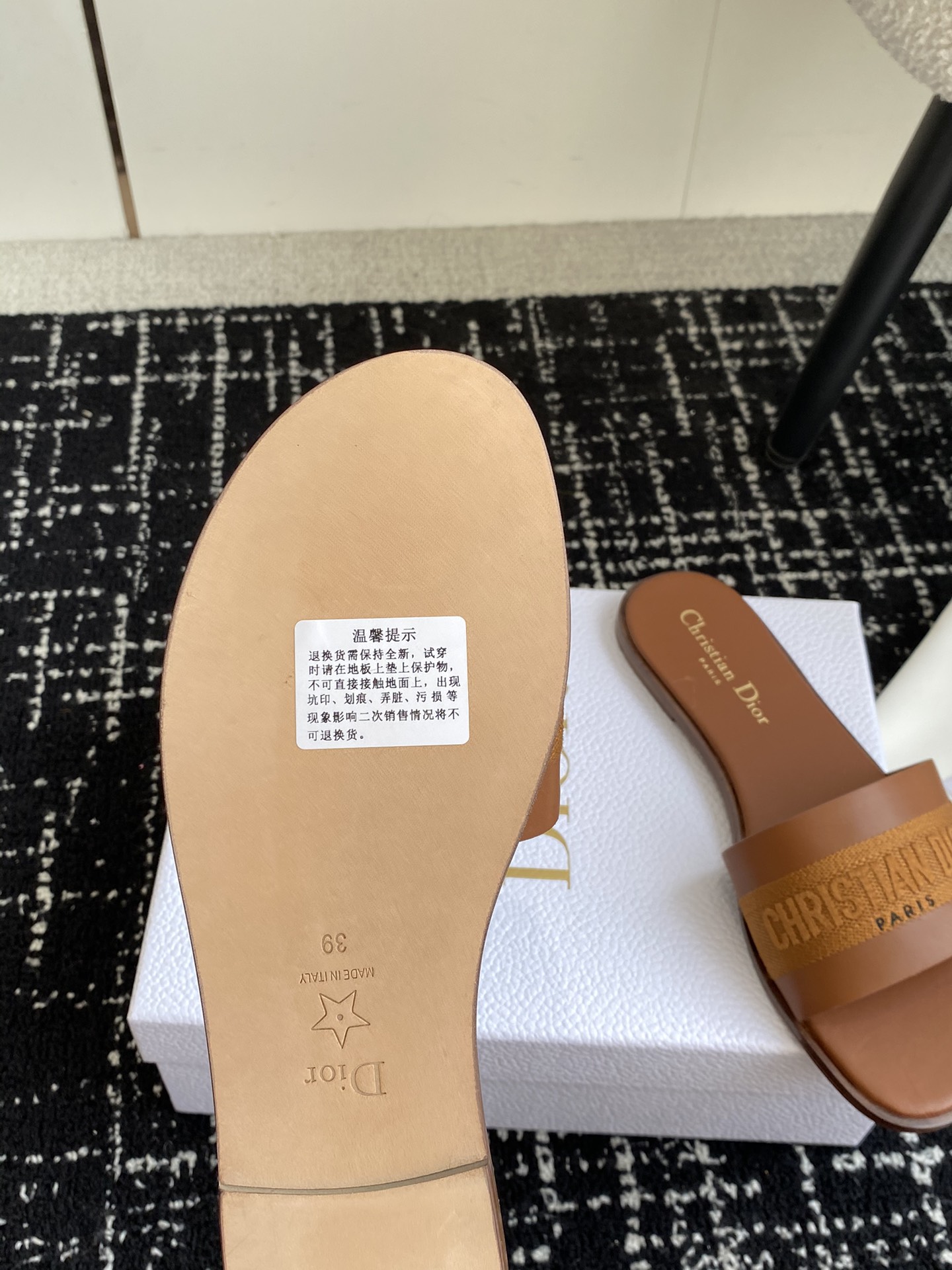 DIOR24ss春夏新款电绣一字拖鞋年度zui佳拖鞋仙仙的极致魅力从不让人失望的dior一眼爱上夏天一定