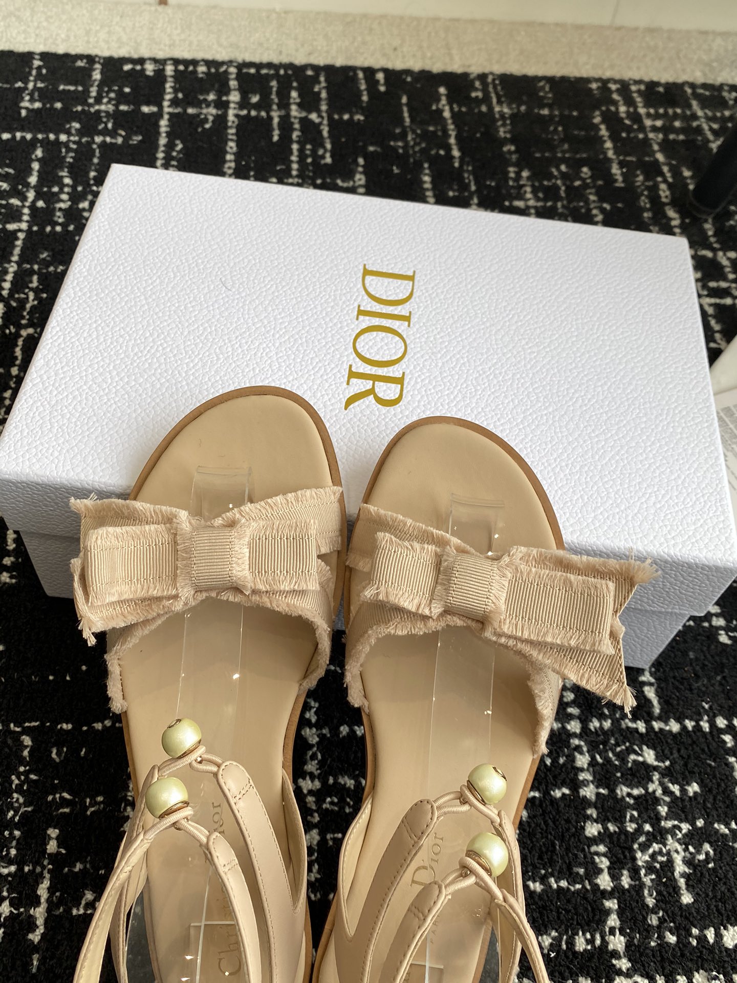 Dior24ss夏季新品凉鞋百搭时尚优雅款流苏罗缎鞋面正面饰以解构效果蝴蝶结搭配同色调牛皮革系带点缀脚踝