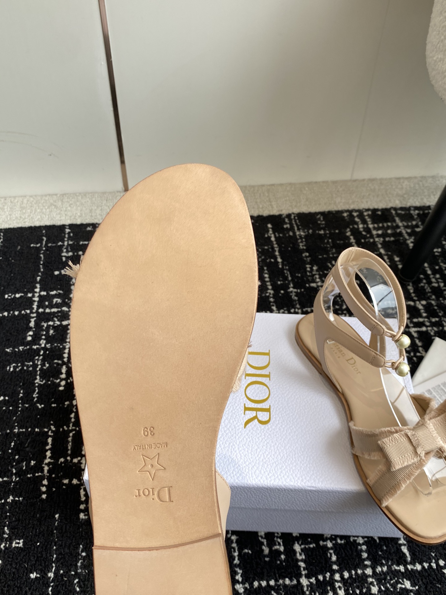 Dior24ss夏季新品凉鞋百搭时尚优雅款流苏罗缎鞋面正面饰以解构效果蝴蝶结搭配同色调牛皮革系带点缀脚踝