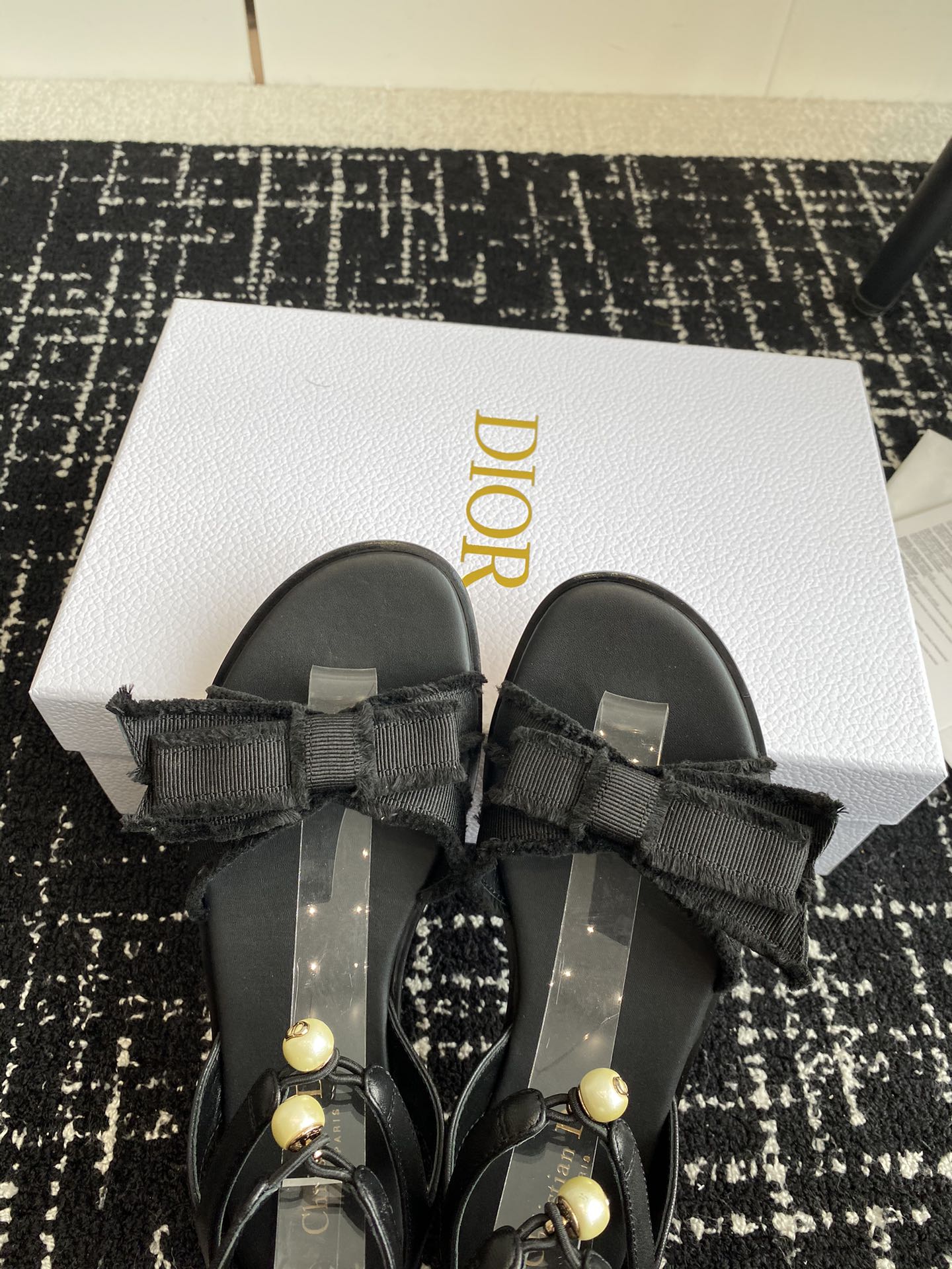 Dior24ss夏季新品凉鞋百搭时尚优雅款流苏罗缎鞋面正面饰以解构效果蝴蝶结搭配同色调牛皮革系带点缀脚踝