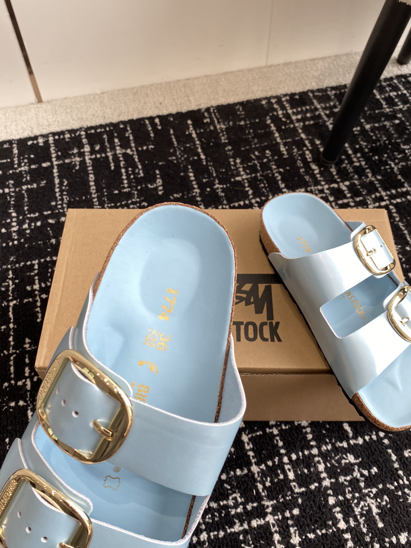 Birkenstock系列凉鞋半拖这两个品牌刚出联名我就心动了代购找很久才买到货真的一鞋难求真的超级好看