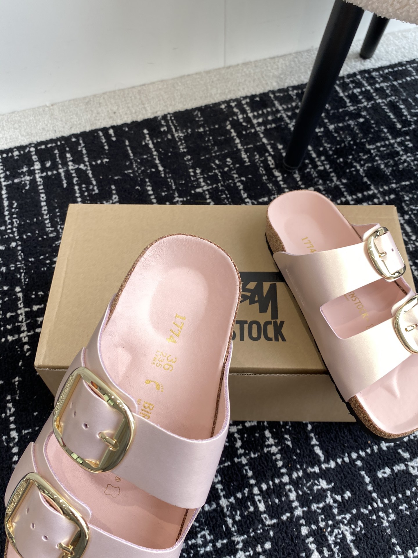 Birkenstock系列凉鞋半拖这两个品牌刚出联名我就心动了代购找很久才买到货真的一鞋难求真的超级好看