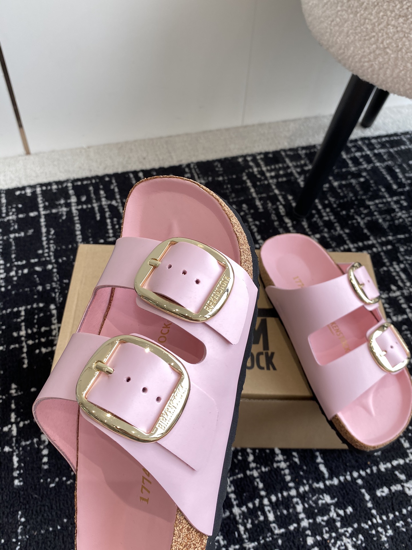 Birkenstock系列凉鞋半拖这两个品牌刚出联名我就心动了代购找很久才买到货真的一鞋难求真的超级好看