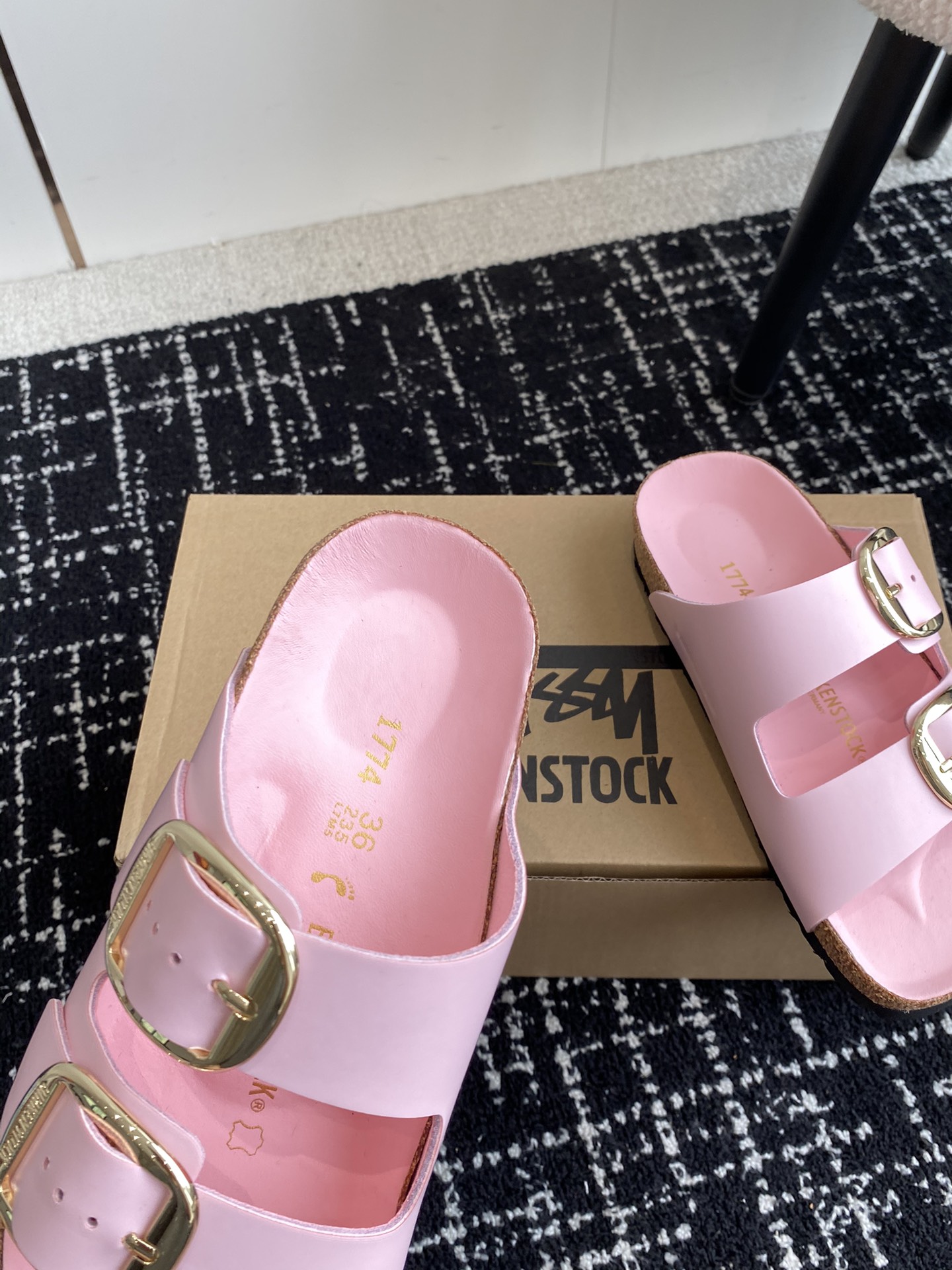 Birkenstock系列凉鞋半拖这两个品牌刚出联名我就心动了代购找很久才买到货真的一鞋难求真的超级好看