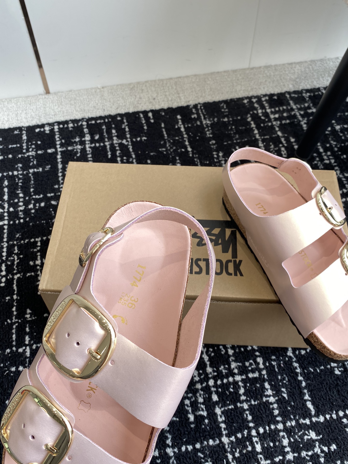 Birkenstock系列凉鞋半拖这两个品牌刚出联名我就心动了代购找很久才买到货真的一鞋难求真的超级好看