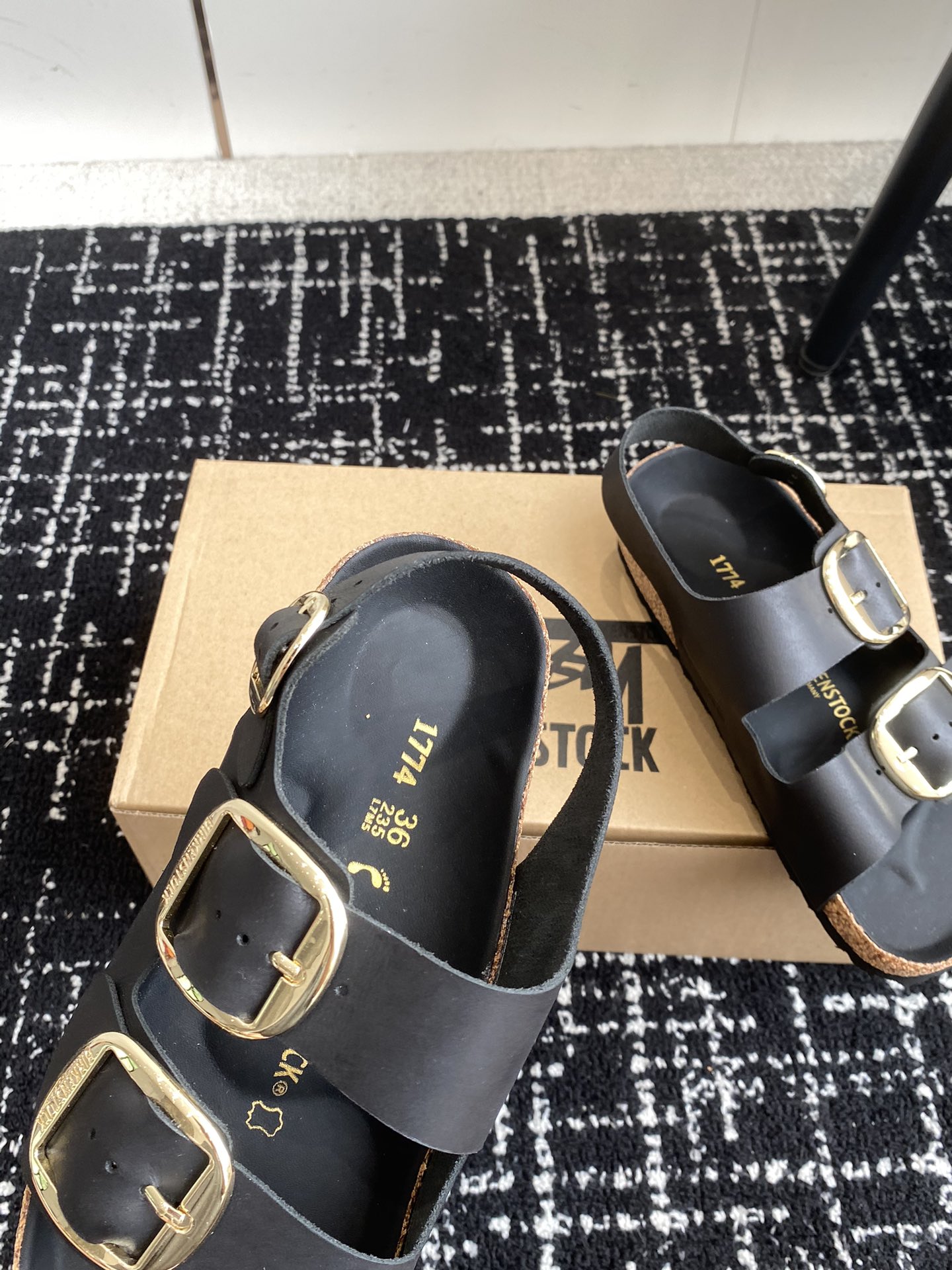 Birkenstock系列凉鞋半拖这两个品牌刚出联名我就心动了代购找很久才买到货真的一鞋难求真的超级好看