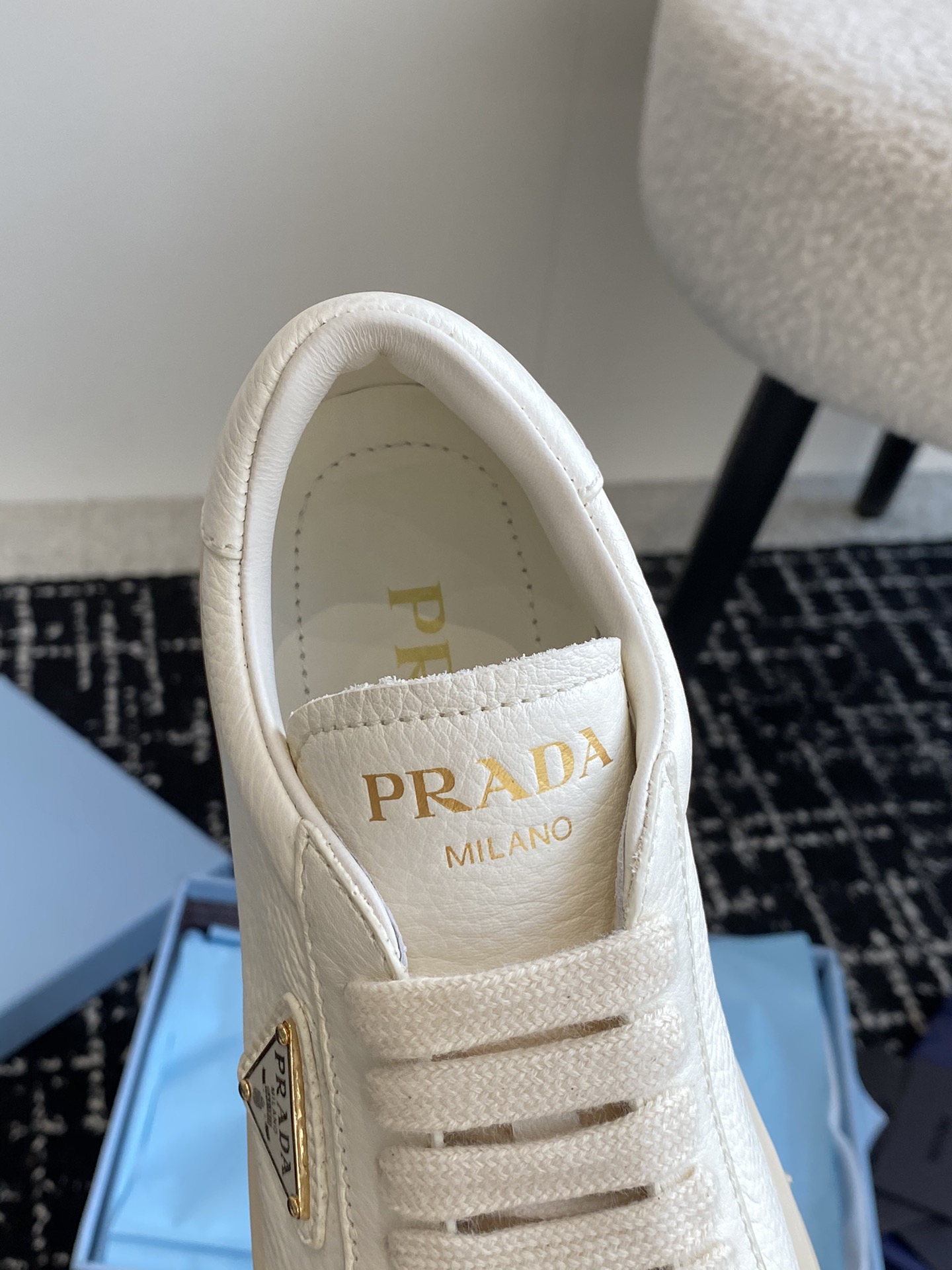 东莞Prada/普拉达24新品小白鞋女士金属徽标饰lane鹿皮革运动鞋这款运动鞋时尚简洁爱死这分的简单感