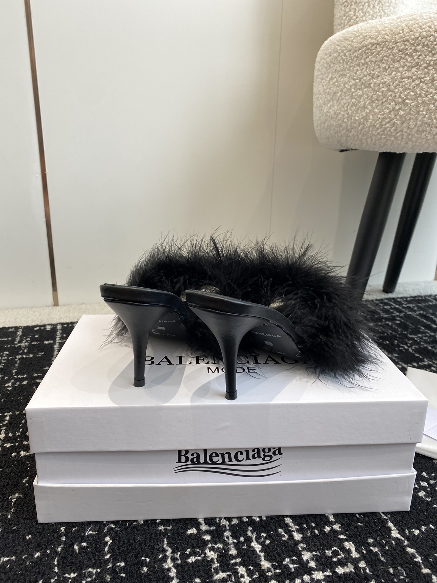 Balenciaga24ss水貂毛圆头高跟拖鞋既保留了街头的实穿性同时融入了水貂毛饰和独特结构不管是出席