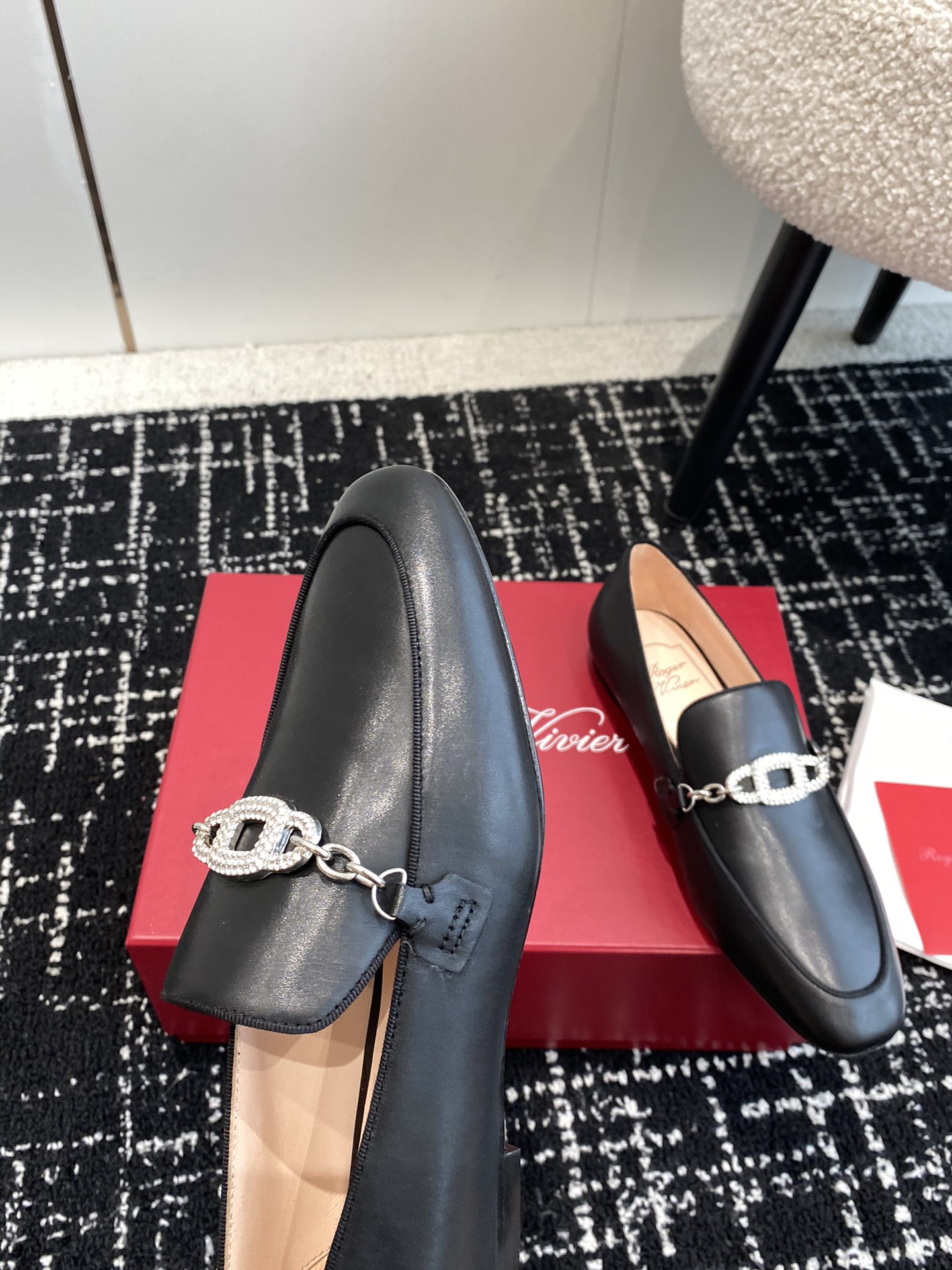 RogerVivier24ss春夏钻扣乐福鞋巅峰制作大老们可以看过来太美腻了RV新款钻扣乐福鞋一年四季拒