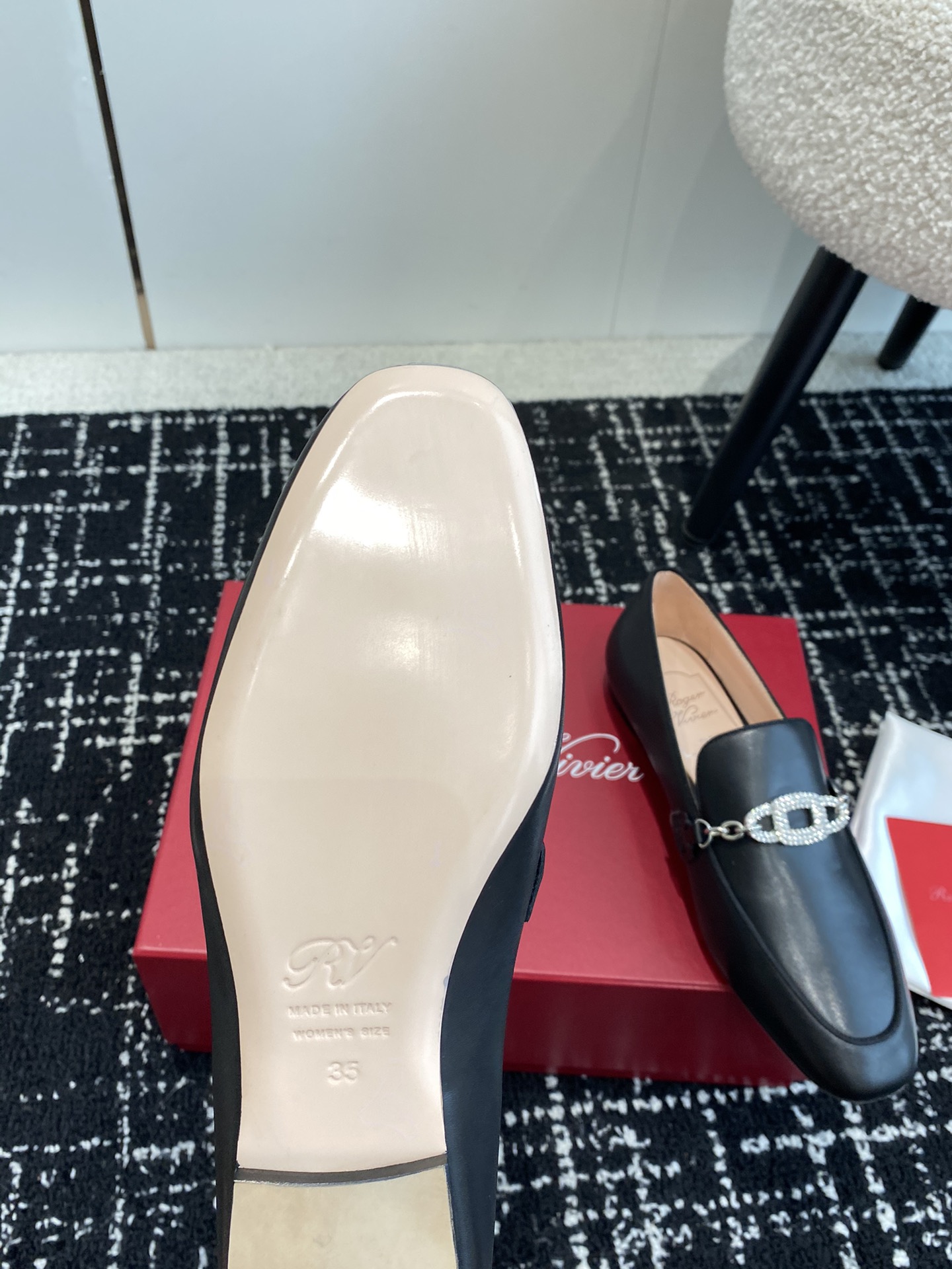 RogerVivier24ss春夏钻扣乐福鞋巅峰制作大老们可以看过来太美腻了RV新款钻扣乐福鞋一年四季拒