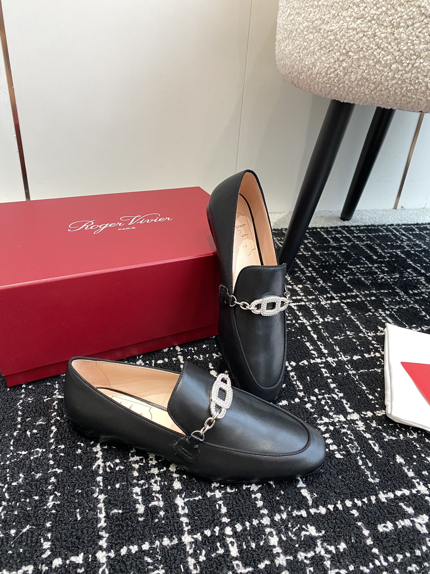 RogerVivier24ss春夏钻扣乐福鞋巅峰制作大老们可以看过来太美腻了RV新款钻扣乐福鞋一年四季拒