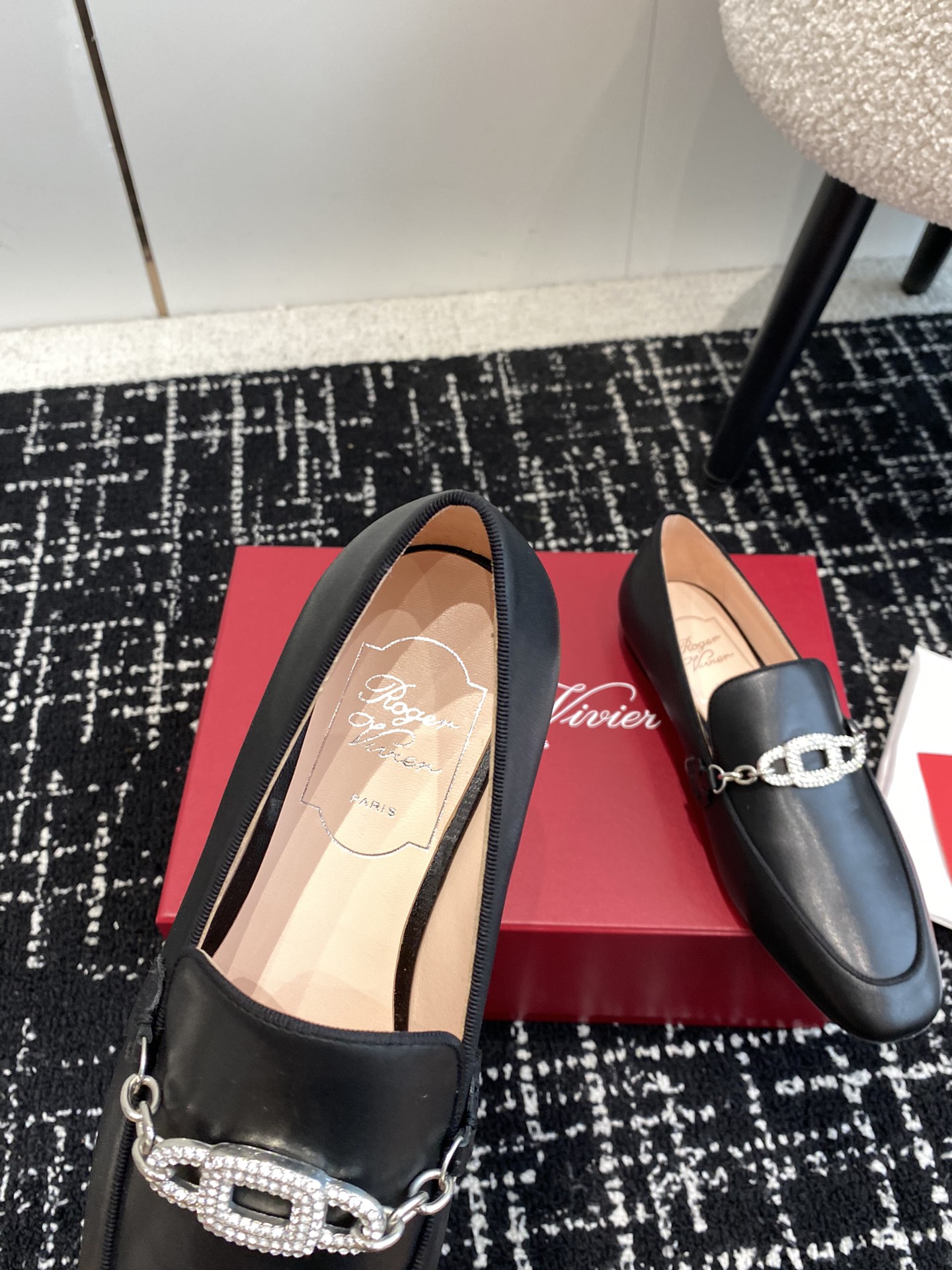 RogerVivier24ss春夏钻扣乐福鞋巅峰制作大老们可以看过来太美腻了RV新款钻扣乐福鞋一年四季拒