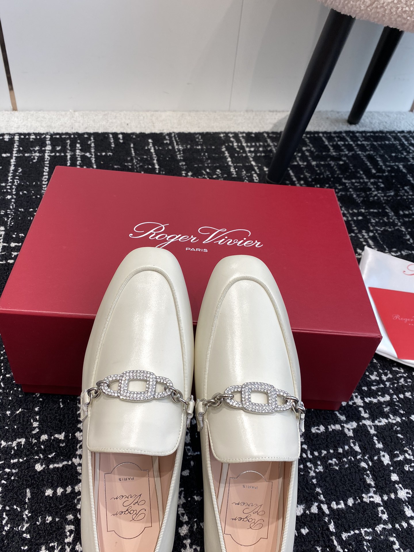 RogerVivier24ss春夏钻扣乐福鞋巅峰制作大老们可以看过来太美腻了RV新款钻扣乐福鞋一年四季拒