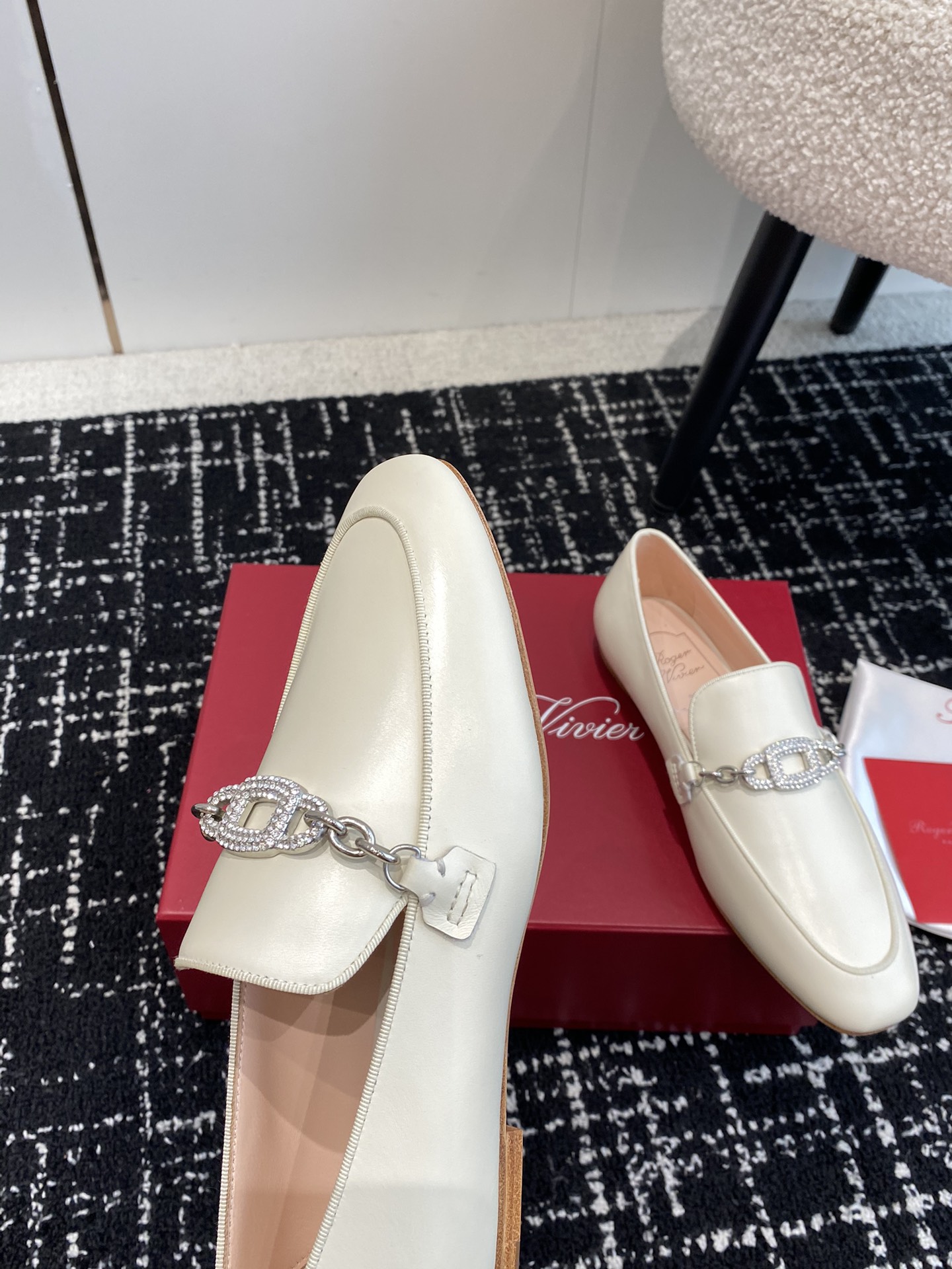 RogerVivier24ss春夏钻扣乐福鞋巅峰制作大老们可以看过来太美腻了RV新款钻扣乐福鞋一年四季拒