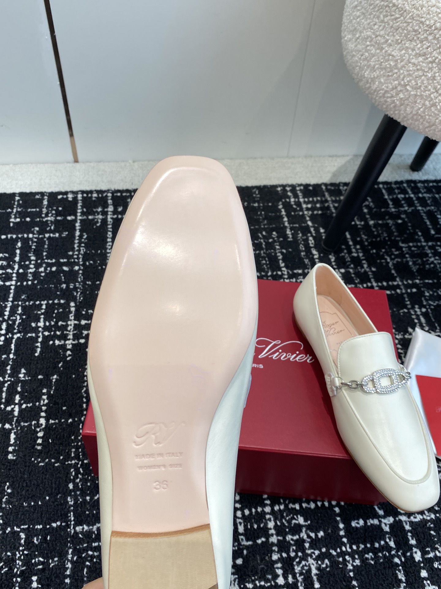 RogerVivier24ss春夏钻扣乐福鞋巅峰制作大老们可以看过来太美腻了RV新款钻扣乐福鞋一年四季拒