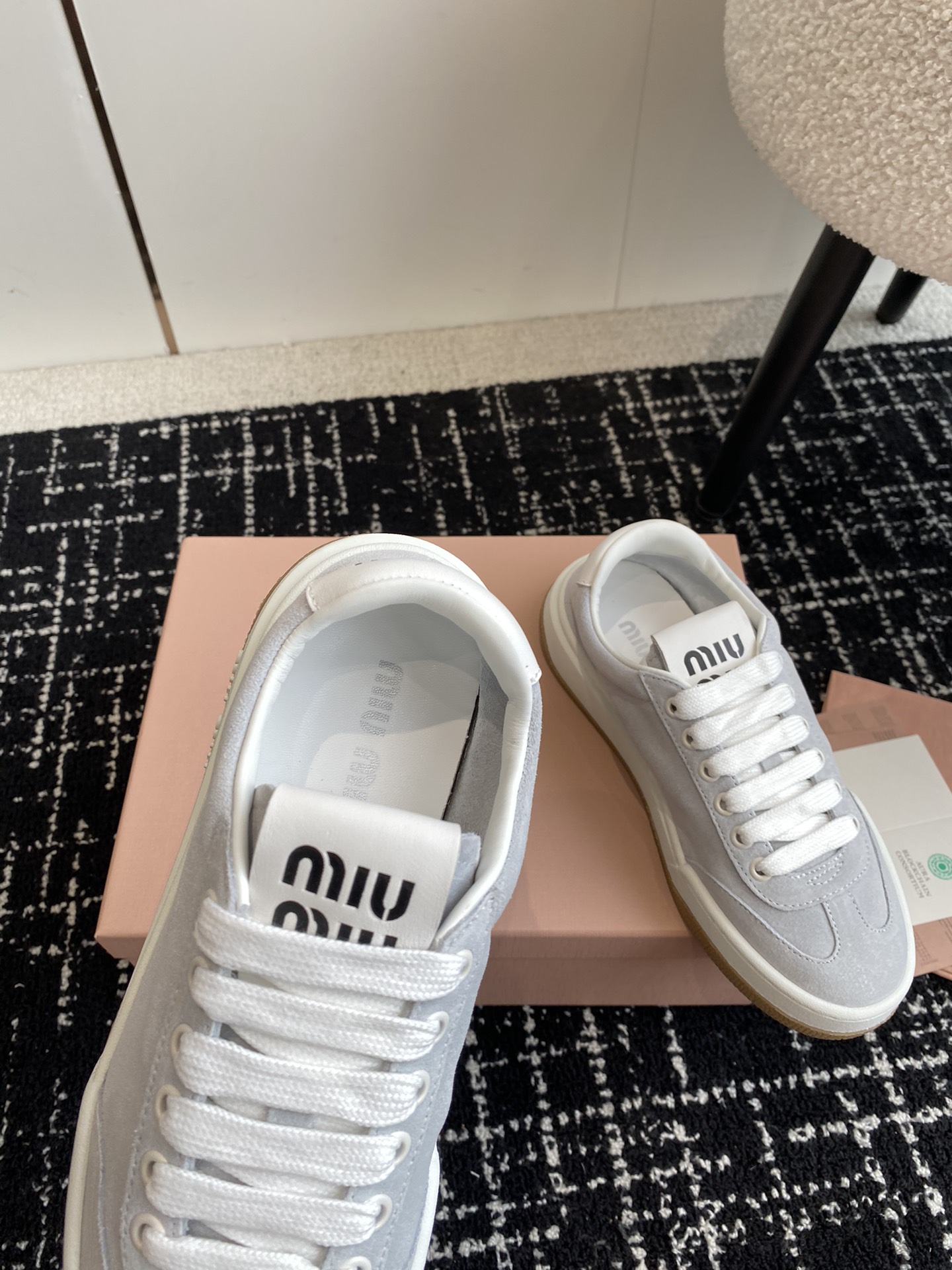 MiuMiu24ss春夏新品休闲运动小白鞋MiuMiu缪缪极具辨识度的鞋舌复古简约微旧微旧旧的感觉非常好