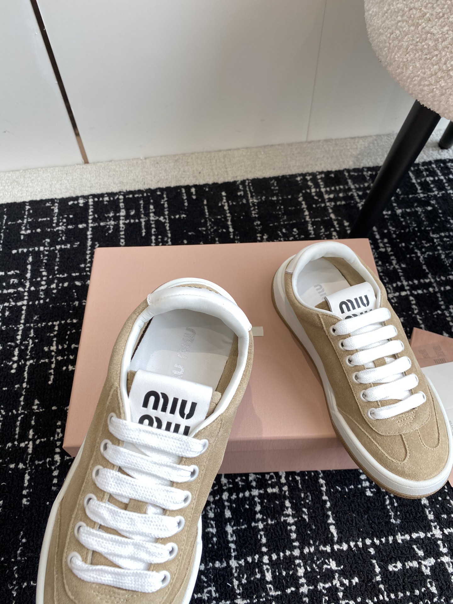 MiuMiu24ss春夏新品休闲运动小白鞋MiuMiu缪缪极具辨识度的鞋舌复古简约微旧微旧旧的感觉非常好