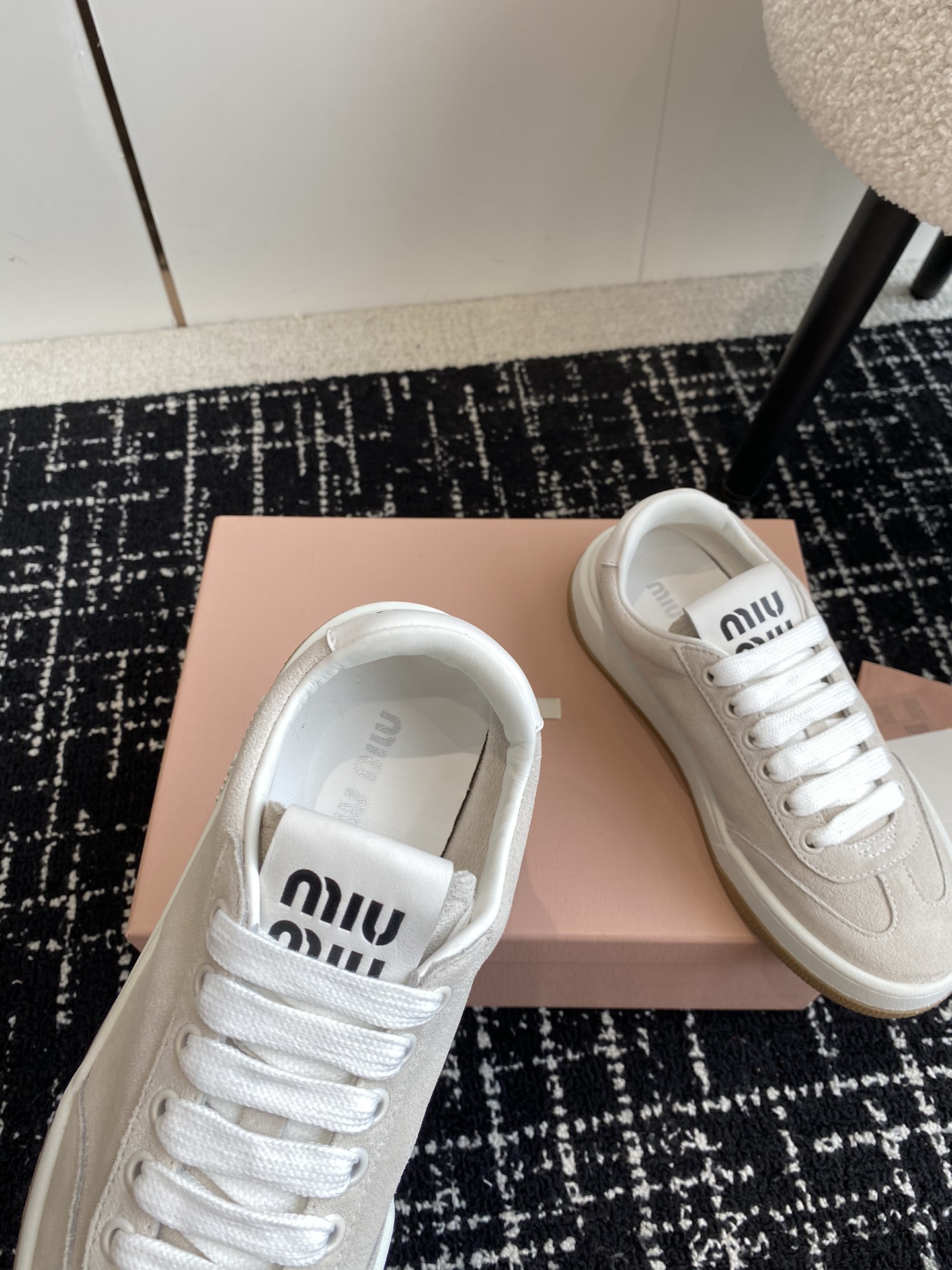 MiuMiu24ss春夏新品休闲运动小白鞋MiuMiu缪缪极具辨识度的鞋舌复古简约微旧微旧旧的感觉非常好