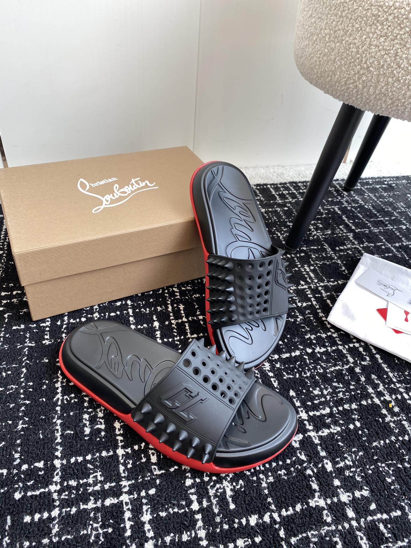 ChristianLoubouti2024ssCL路铂廷新款夏日铆钉EVA时尚百搭超酷一字拖王俊凯许凯丁