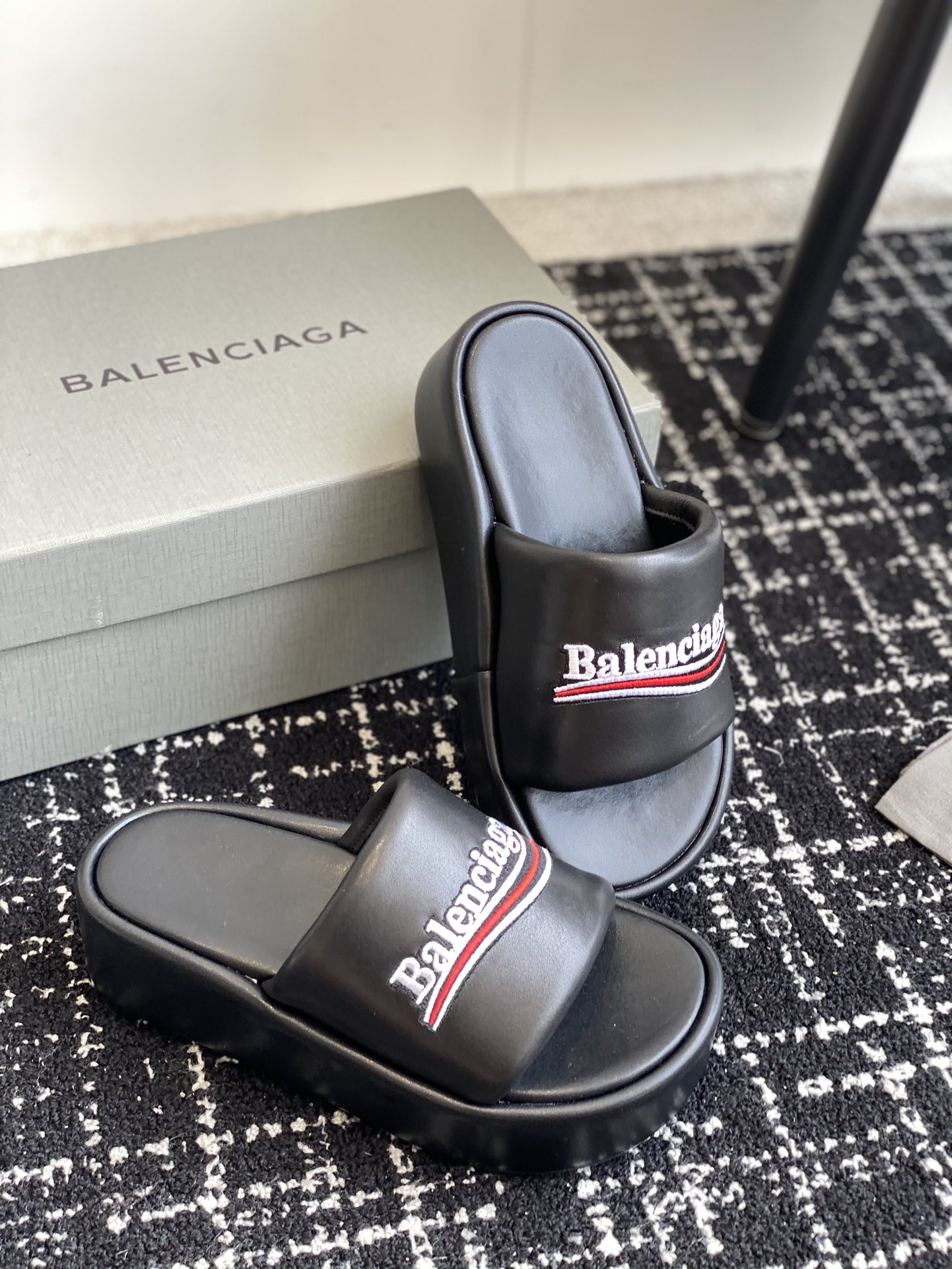 Balenciaga24ss巴黎世家新款厚底拖鞋可乐刺绣拖鞋一如既往的时尚顶级版本超火巴黎世家毛拖情侣尺