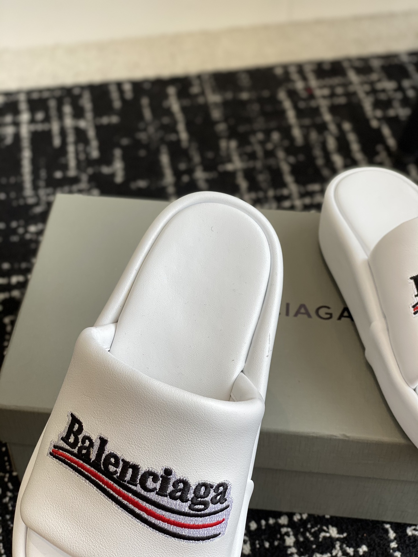 Balenciaga24ss巴黎世家新款厚底拖鞋可乐刺绣拖鞋一如既往的时尚顶级版本超火巴黎世家毛拖情侣尺