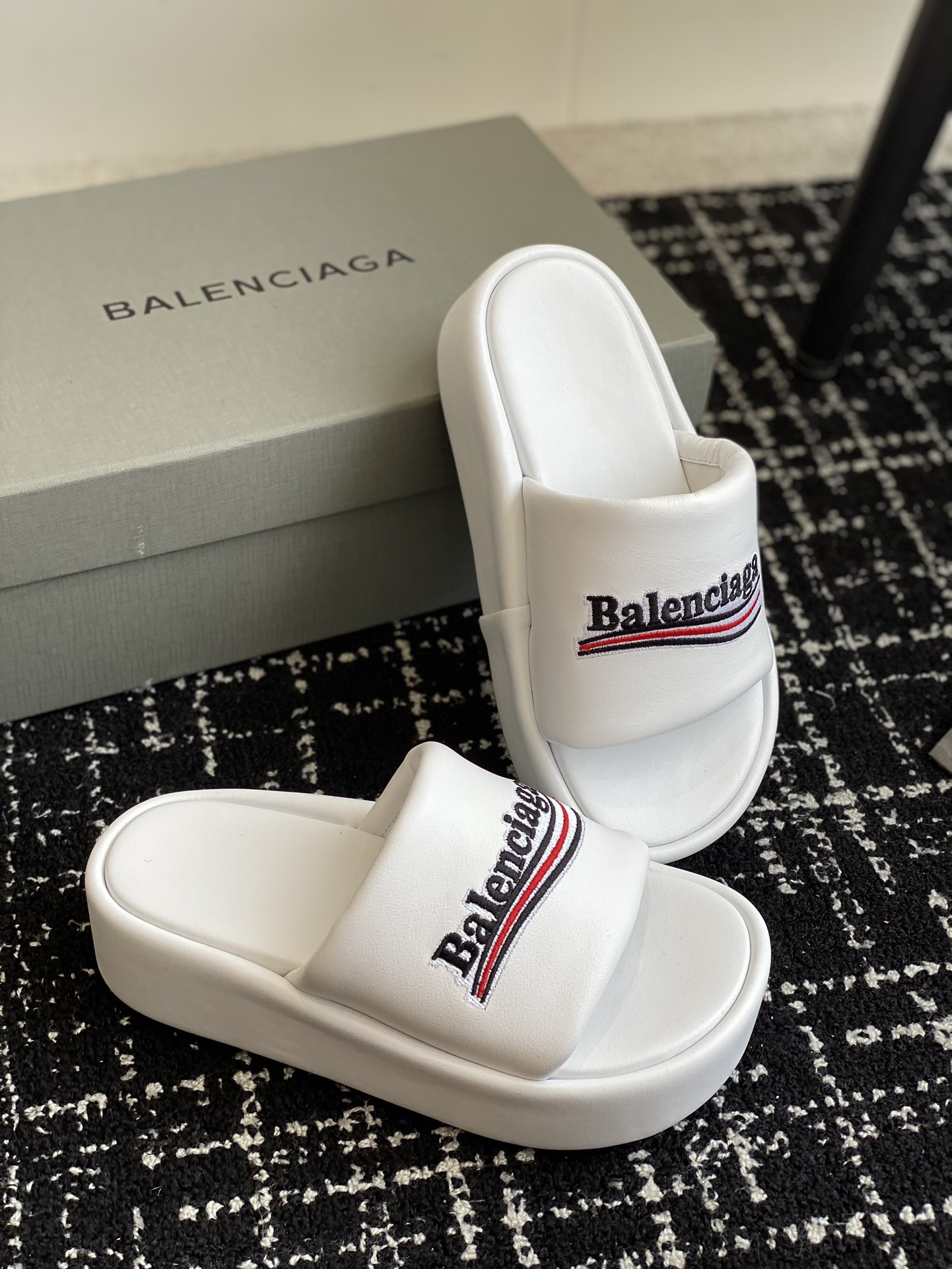 Balenciaga24ss巴黎世家新款厚底拖鞋可乐刺绣拖鞋一如既往的时尚顶级版本超火巴黎世家毛拖情侣尺