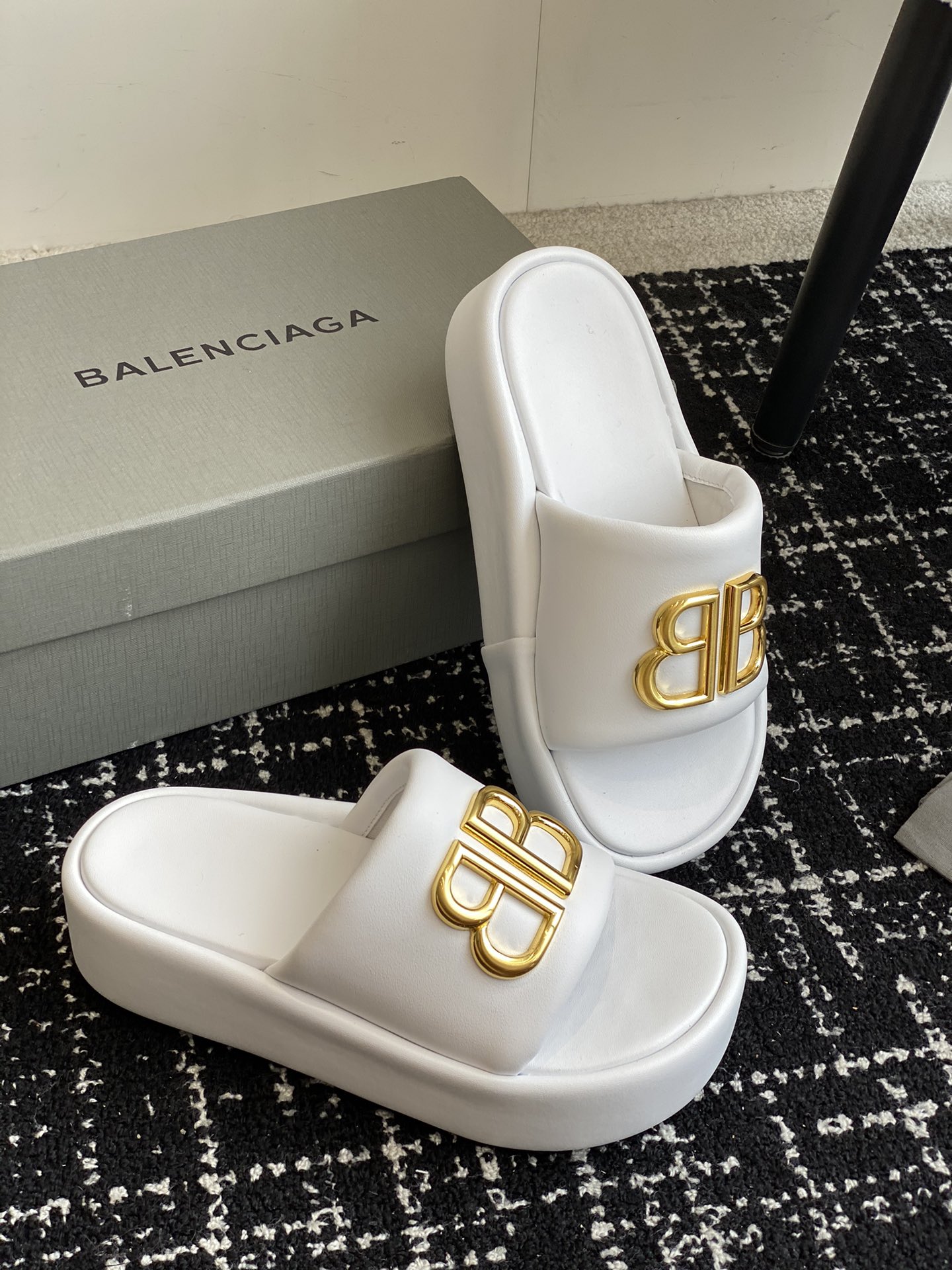 Balenciaga24ss巴黎世家新款厚底拖鞋可乐刺绣拖鞋一如既往的时尚顶级版本超火巴黎世家毛拖情侣尺