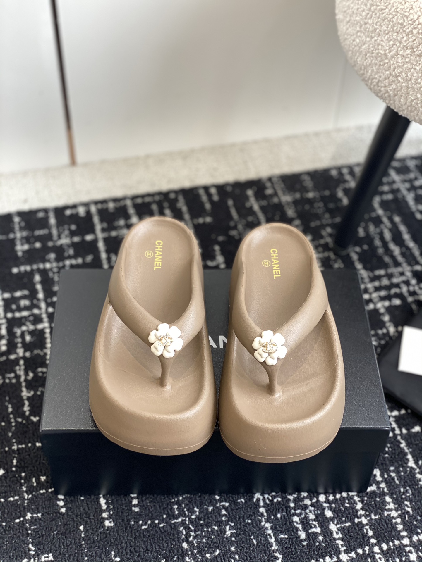 Chanel Schuhe Flip Flops Badelatschen Beste Kapuzinerplikate
 Schwarz Frühling/Sommer Kollektion Fashion