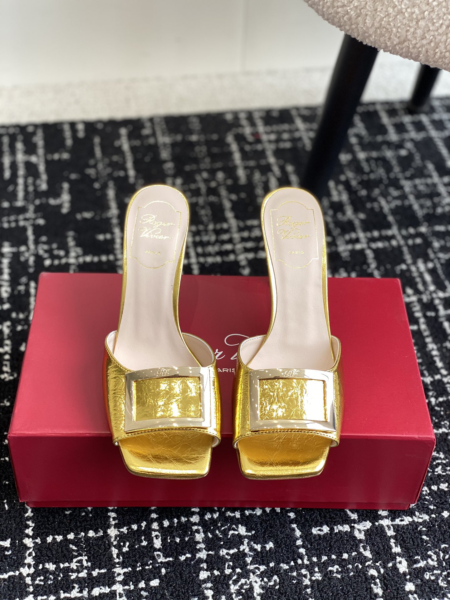 Roger Vivier Geschäft
 Mules Schuhe Badelatschen Gold Hardware Kalbsleder Rindsleder Lackleder Schaffell Fashion