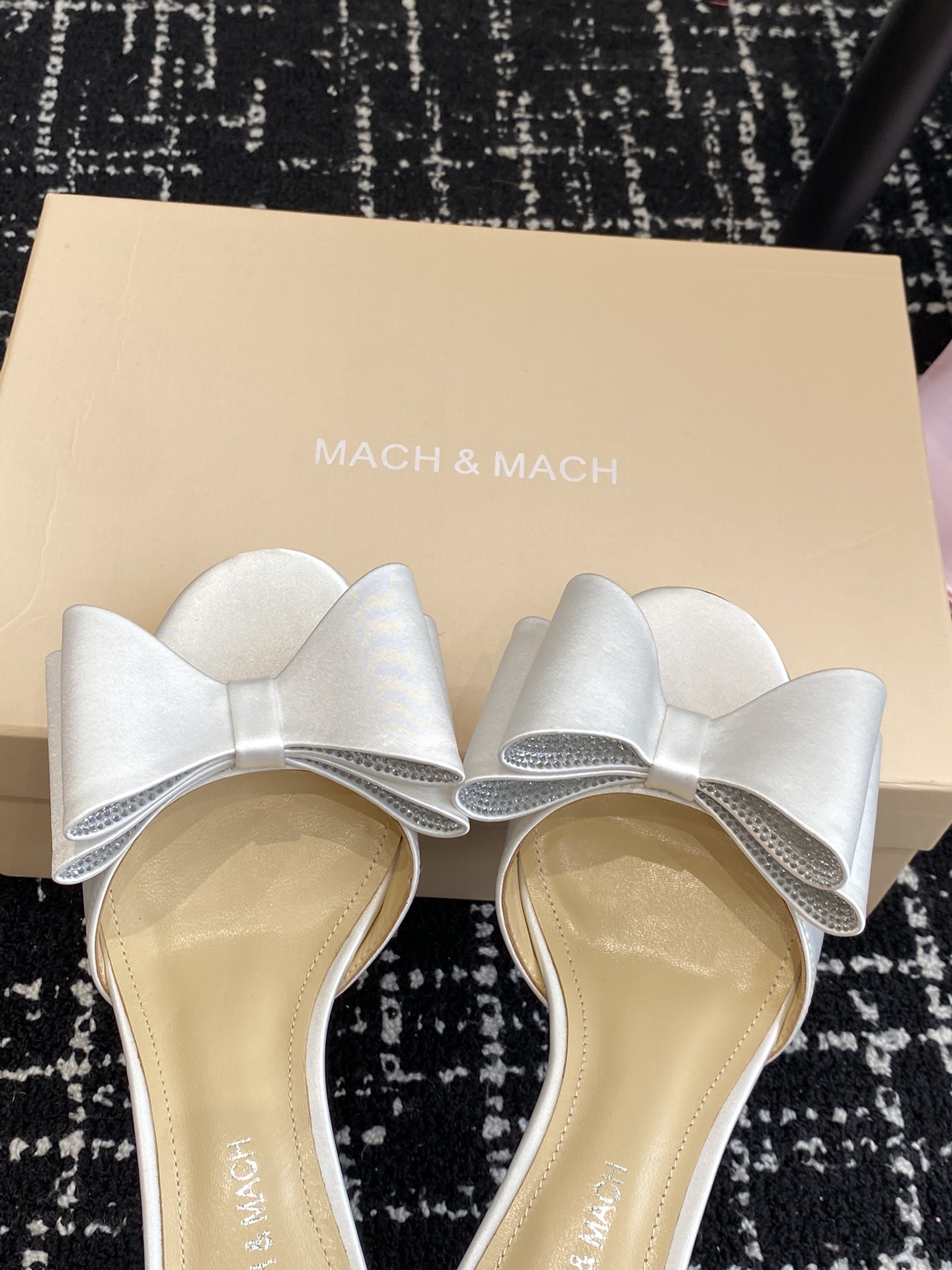 小众品牌Mach&Mach绝美蝴蝶结水钻高跟系列鞋又美又嗲水钻蝴蝶结加缠绕式设计让你在人群中一眼出挑搭配