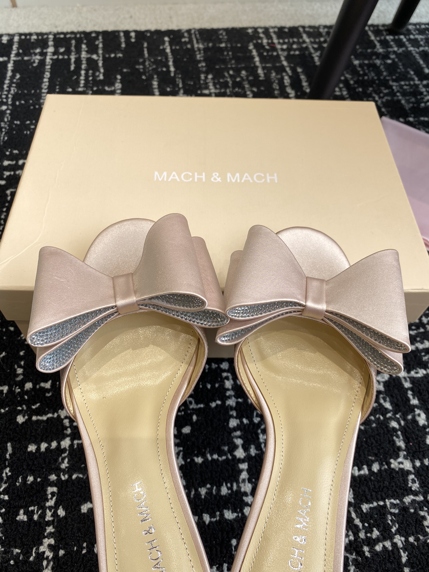 小众品牌Mach&Mach绝美蝴蝶结水钻高跟系列鞋又美又嗲水钻蝴蝶结加缠绕式设计让你在人群中一眼出挑搭配