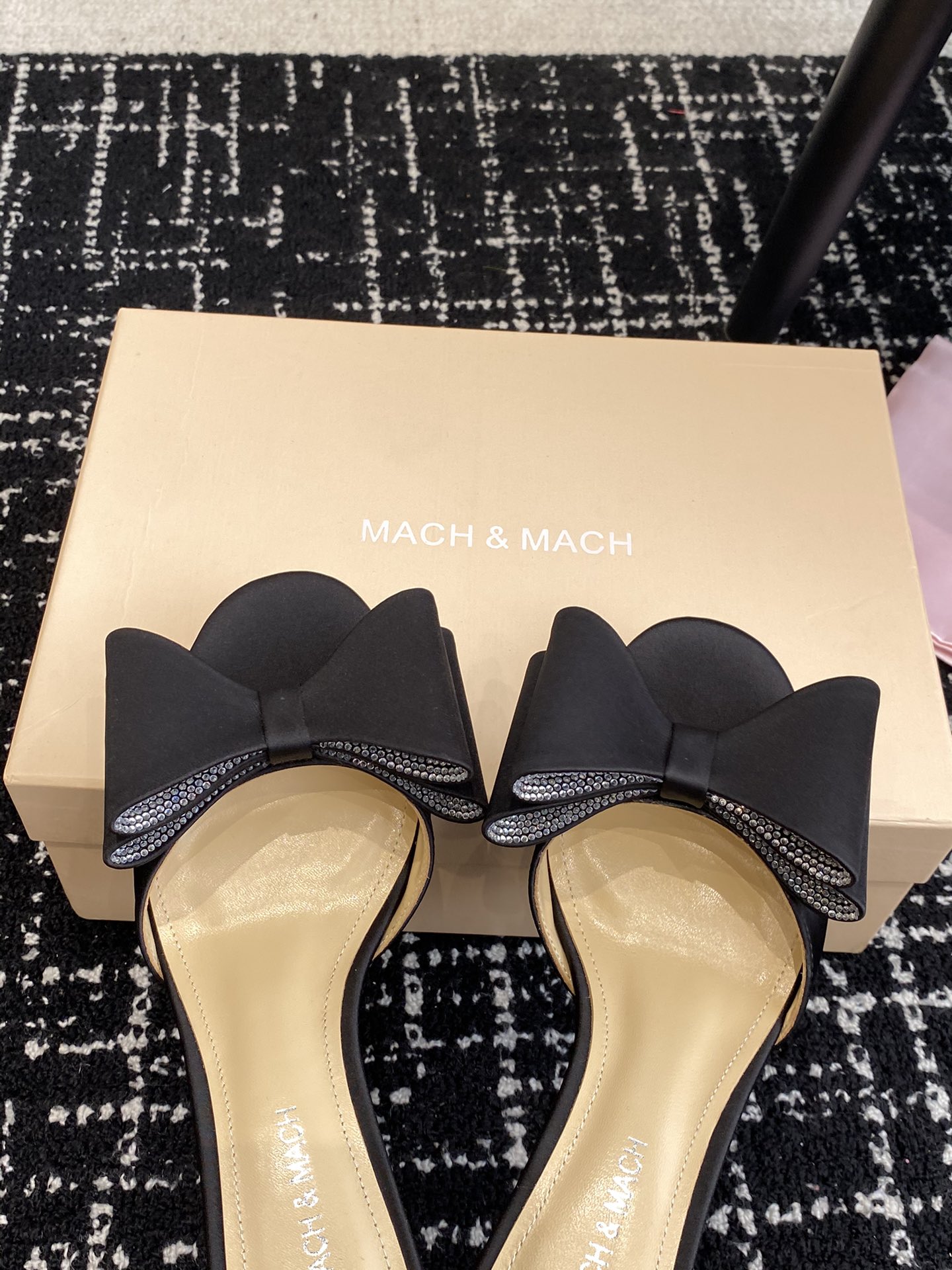 小众品牌Mach&Mach绝美蝴蝶结水钻高跟系列鞋又美又嗲水钻蝴蝶结加缠绕式设计让你在人群中一眼出挑搭配