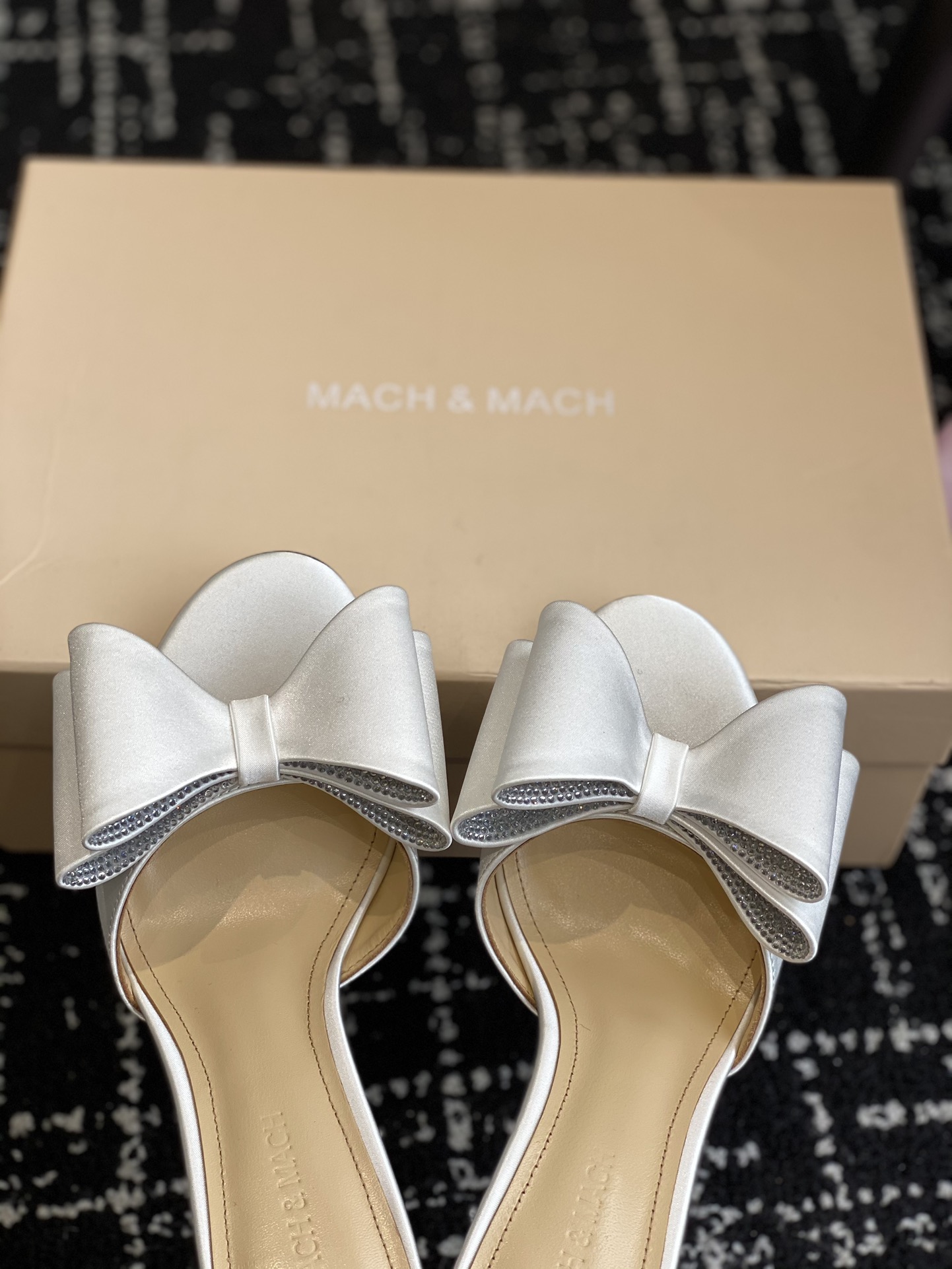 小众品牌Mach&Mach绝美蝴蝶结水钻高跟系列鞋又美又嗲水钻蝴蝶结加缠绕式设计让你在人群中一眼出挑搭配