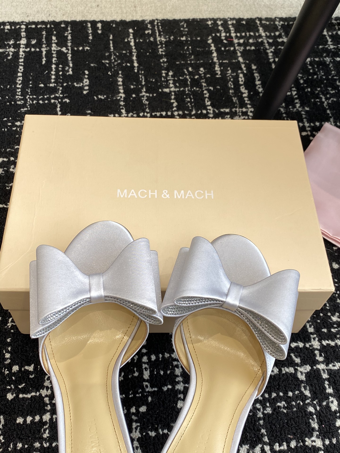 小众品牌Mach&Mach绝美蝴蝶结水钻高跟系列鞋又美又嗲水钻蝴蝶结加缠绕式设计让你在人群中一眼出挑搭配