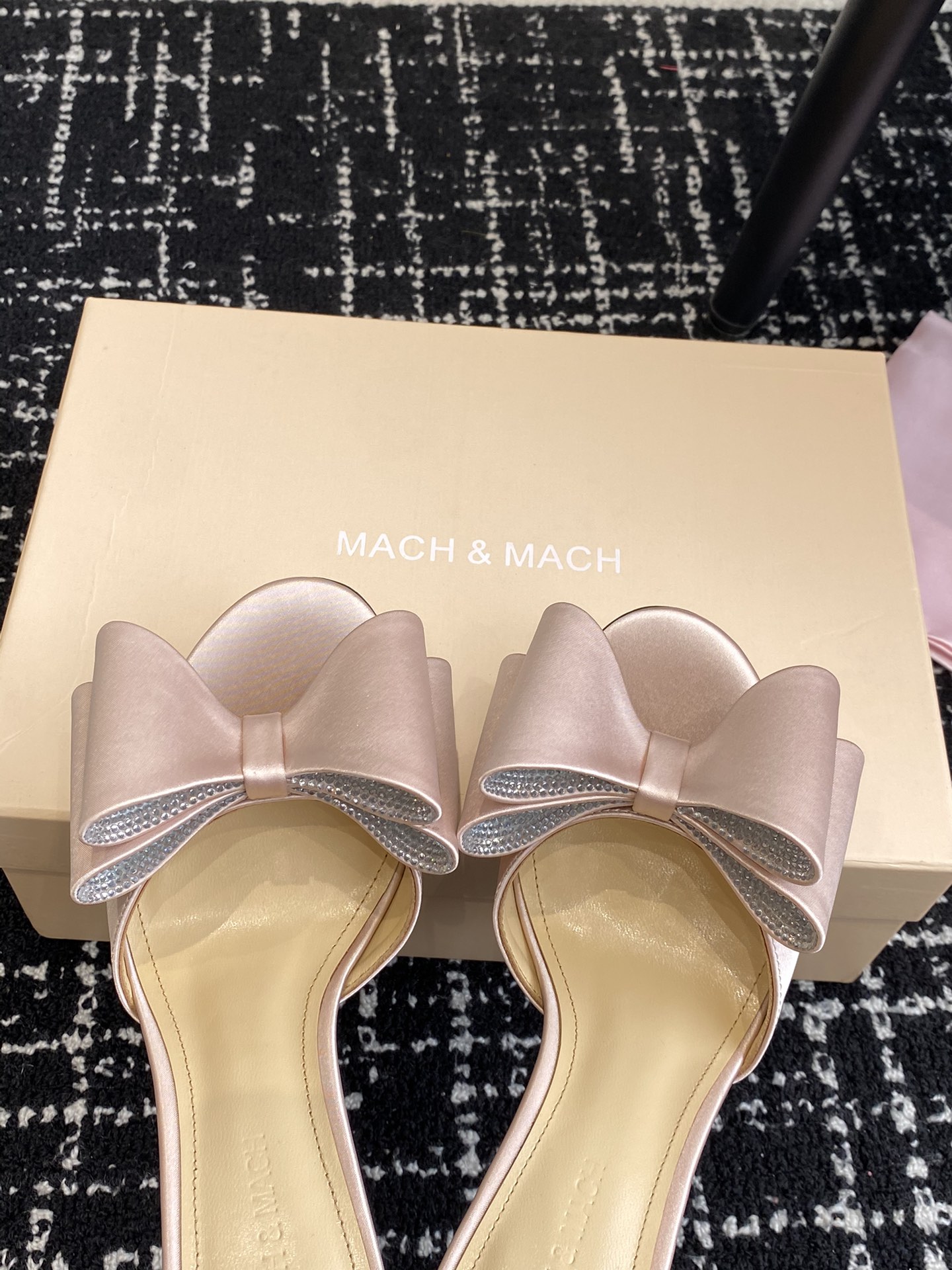 小众品牌Mach&Mach绝美蝴蝶结水钻高跟系列鞋又美又嗲水钻蝴蝶结加缠绕式设计让你在人群中一眼出挑搭配