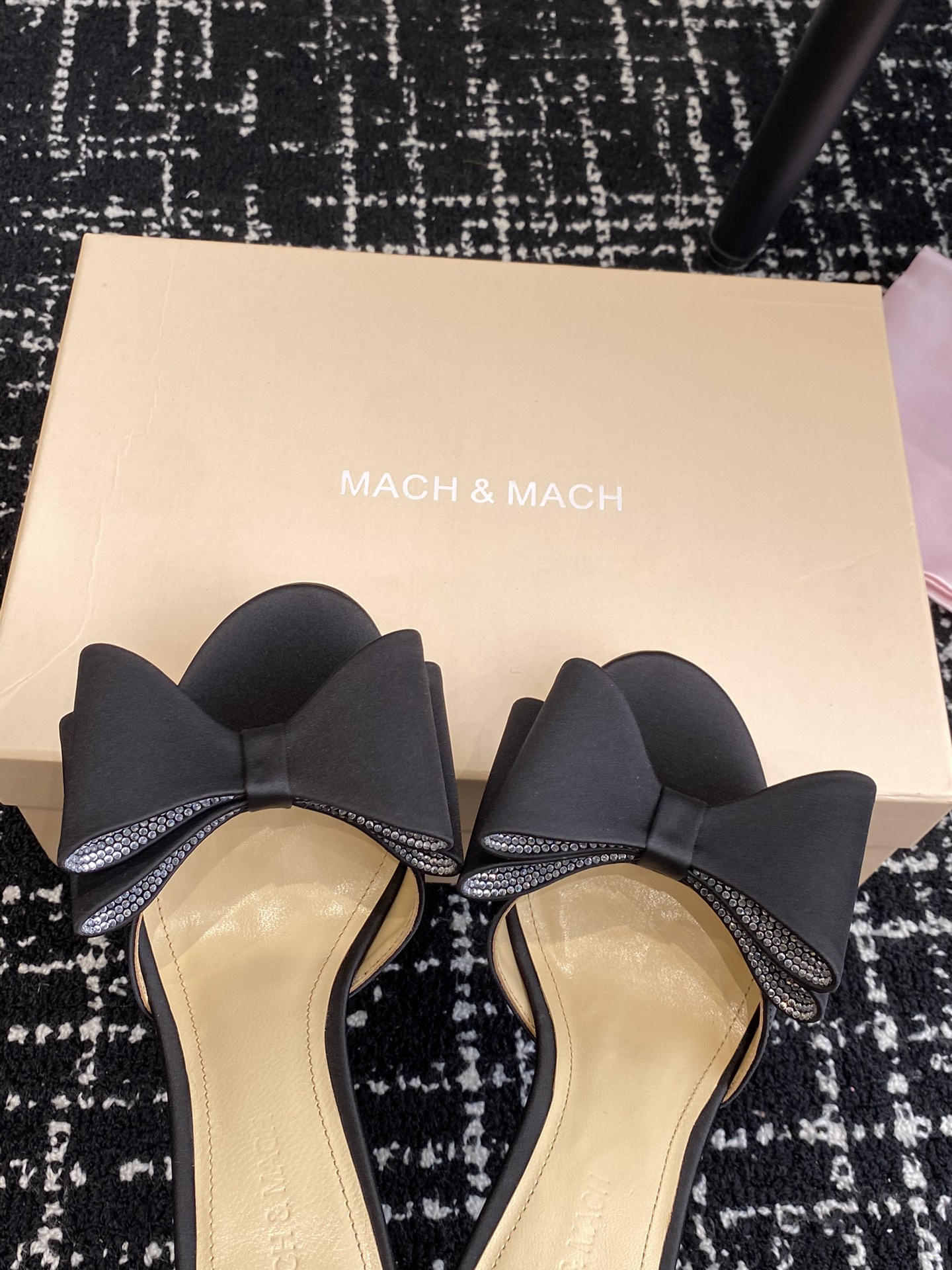 小众品牌Mach&Mach绝美蝴蝶结水钻高跟系列鞋又美又嗲水钻蝴蝶结加缠绕式设计让你在人群中一眼出挑搭配