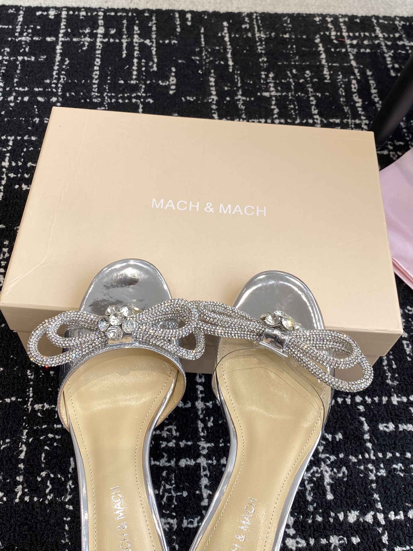 小众品牌Mach&Mach绝美蝴蝶结水钻高跟系列鞋又美又嗲水钻蝴蝶结加缠绕式设计让你在人群中一眼出挑搭配