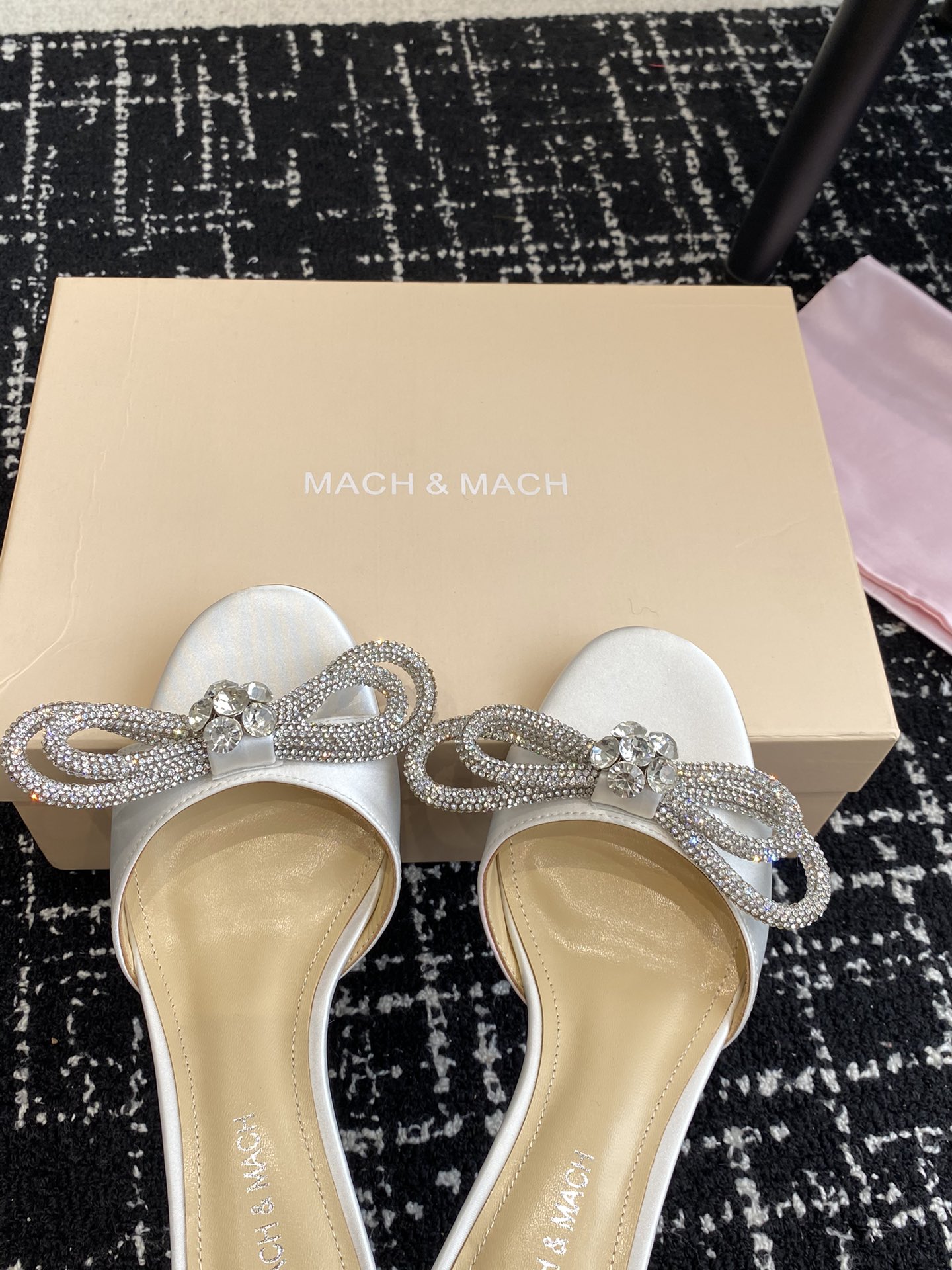 小众品牌Mach&Mach绝美蝴蝶结水钻高跟系列鞋又美又嗲水钻蝴蝶结加缠绕式设计让你在人群中一眼出挑搭配