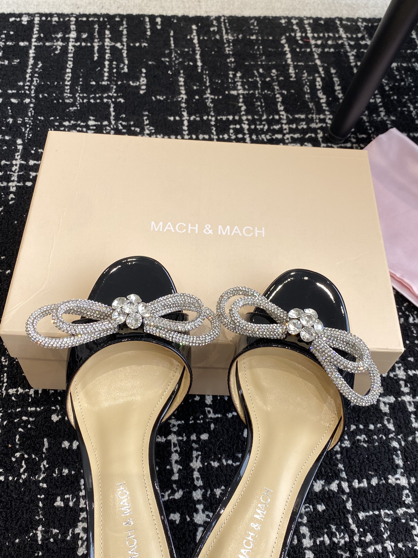 小众品牌Mach&Mach绝美蝴蝶结水钻高跟系列鞋又美又嗲水钻蝴蝶结加缠绕式设计让你在人群中一眼出挑搭配