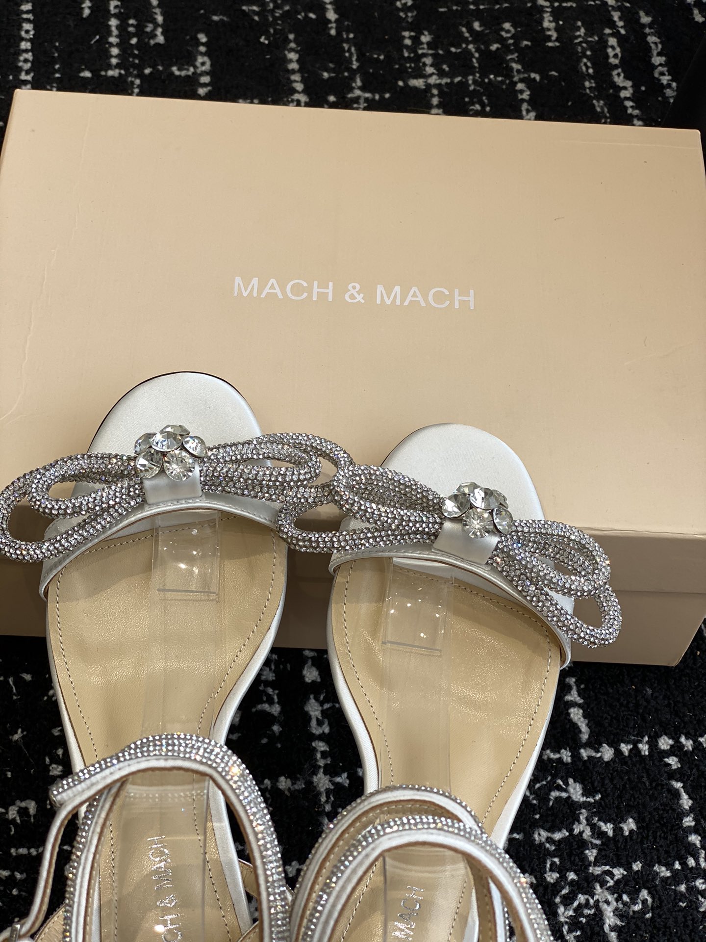 小众品牌Mach&Mach绝美蝴蝶结水钻高跟系列鞋又美又嗲水钻蝴蝶结加缠绕式设计让你在人群中一眼出挑搭配