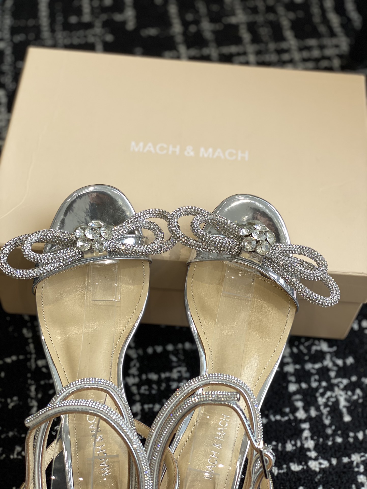 小众品牌Mach&Mach绝美蝴蝶结水钻高跟系列鞋又美又嗲水钻蝴蝶结加缠绕式设计让你在人群中一眼出挑搭配