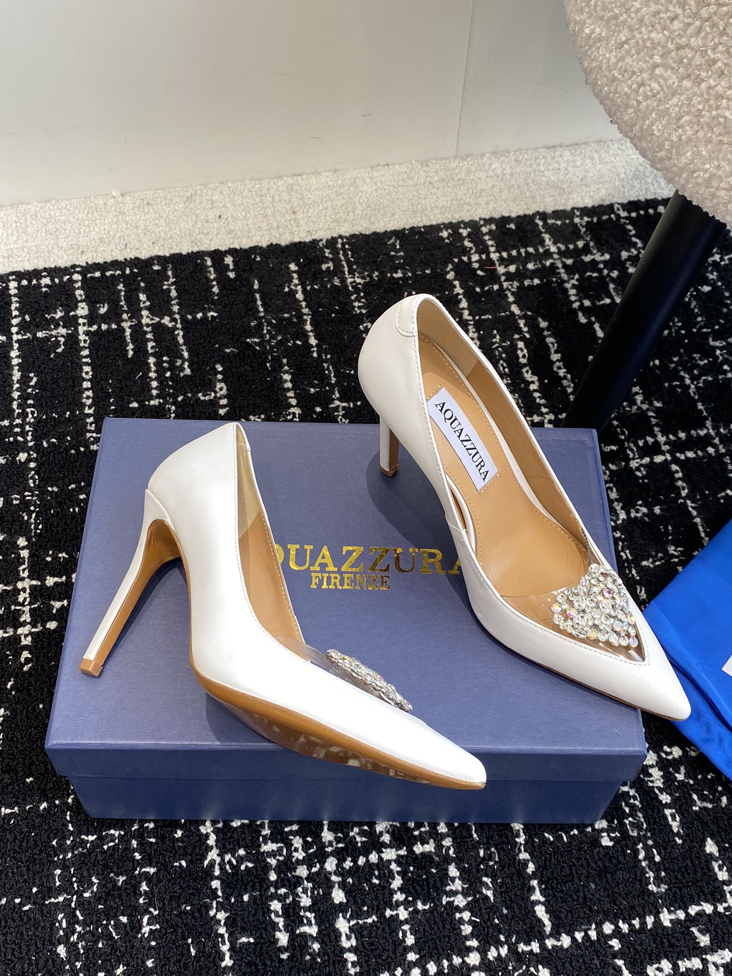 Aquazzura24ss惊艳火爆款菠萝王室贵族的钟爱雍容华贵气质高雅到手如图柜级品质进口羊皮真丝璀璨别