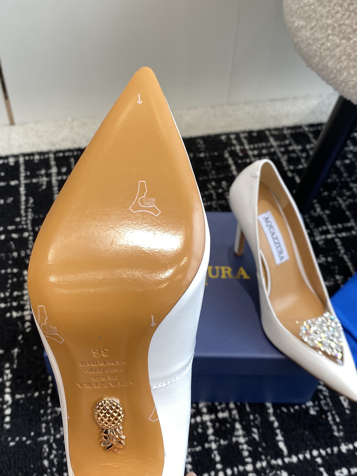 Aquazzura24ss惊艳火爆款菠萝王室贵族的钟爱雍容华贵气质高雅到手如图柜级品质进口羊皮真丝璀璨别