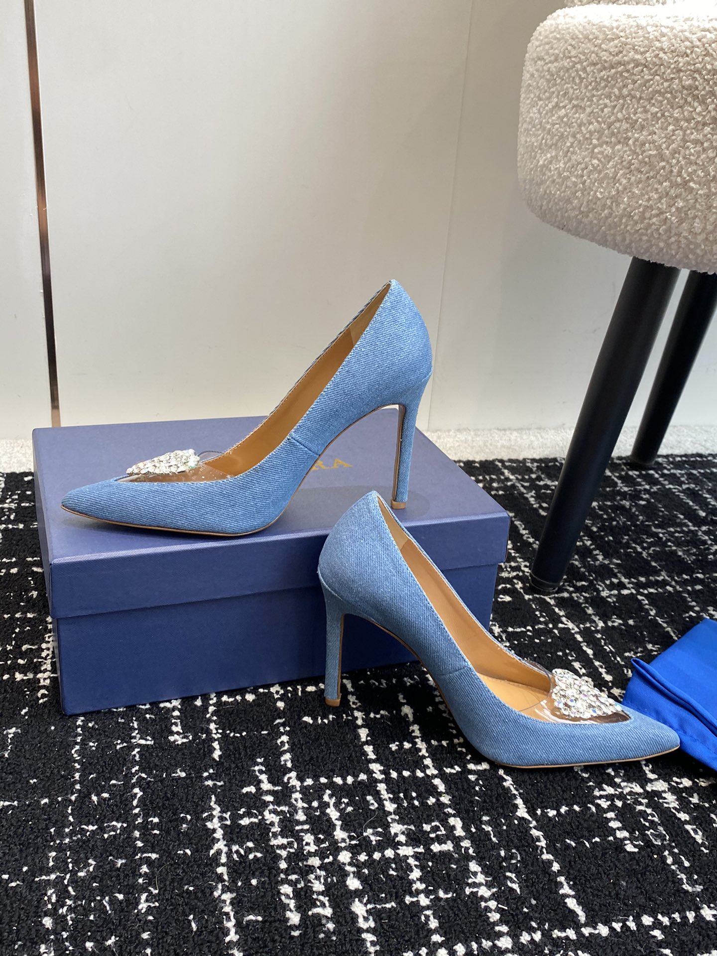 Aquazzura24ss惊艳火爆款菠萝王室贵族的钟爱雍容华贵气质高雅到手如图柜级品质进口羊皮真丝璀璨别