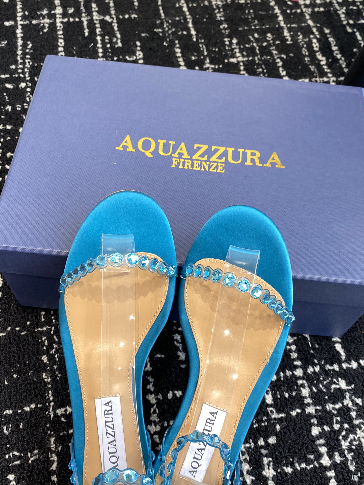 Aquazzura24ss惊艳火爆款菠萝王室贵族的钟爱雍容华贵气质高雅到手如图柜级品质进口真丝璀璨别致水