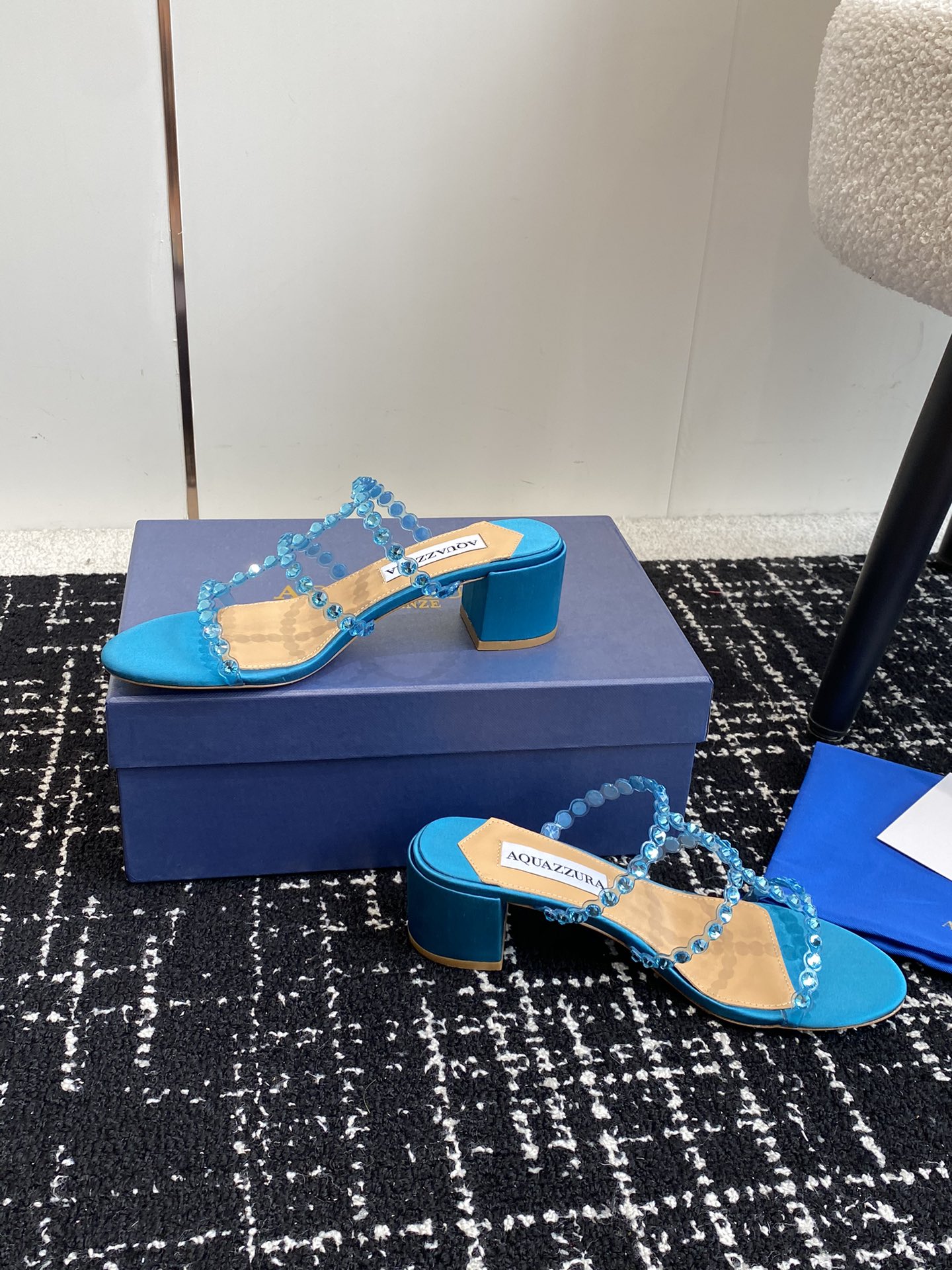 Aquazzura24ss惊艳火爆款菠萝王室贵族的钟爱雍容华贵气质高雅到手如图柜级品质进口真丝璀璨别致水