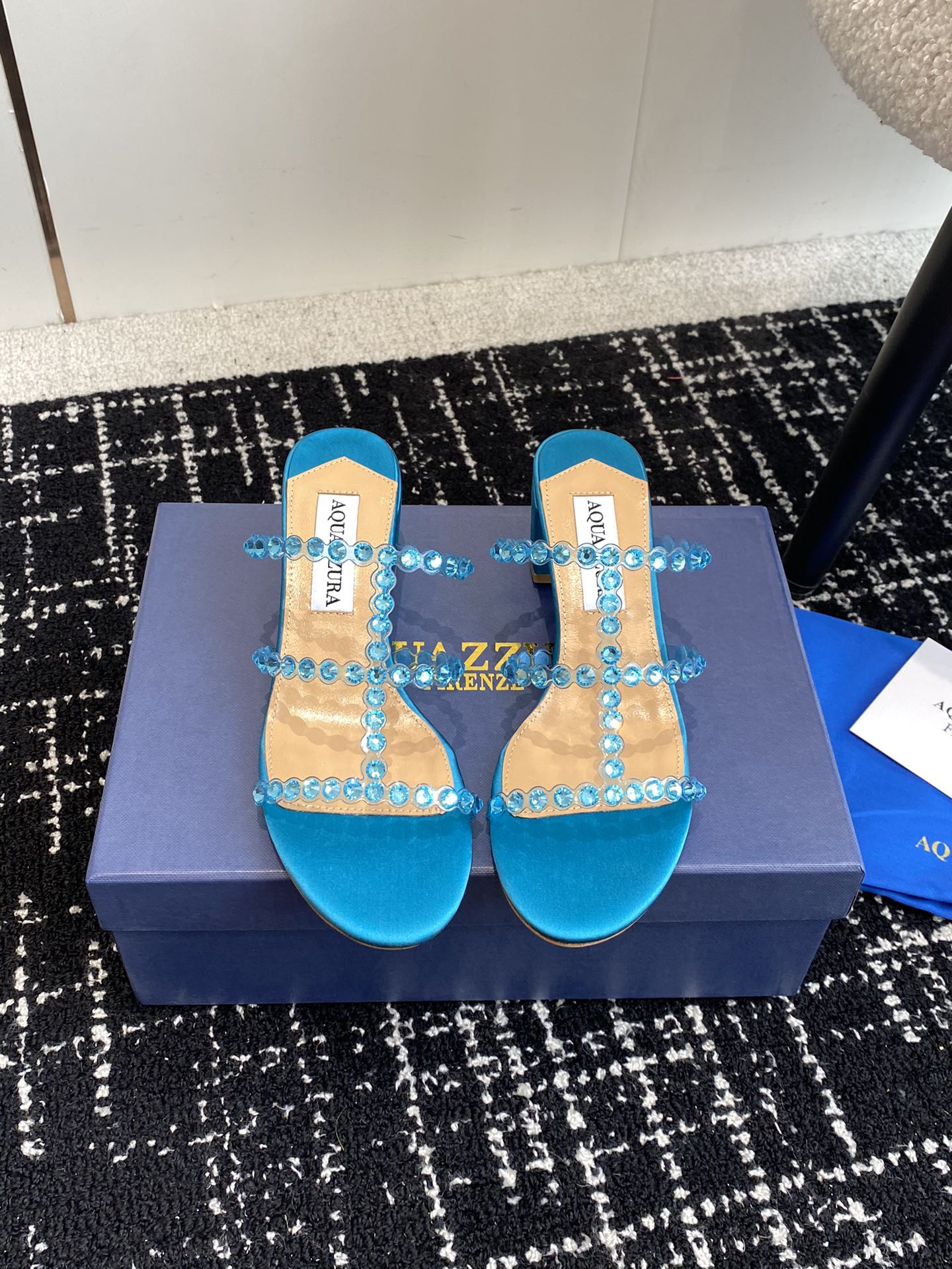 Aquazzura24ss惊艳火爆款菠萝王室贵族的钟爱雍容华贵气质高雅到手如图柜级品质进口真丝璀璨别致水