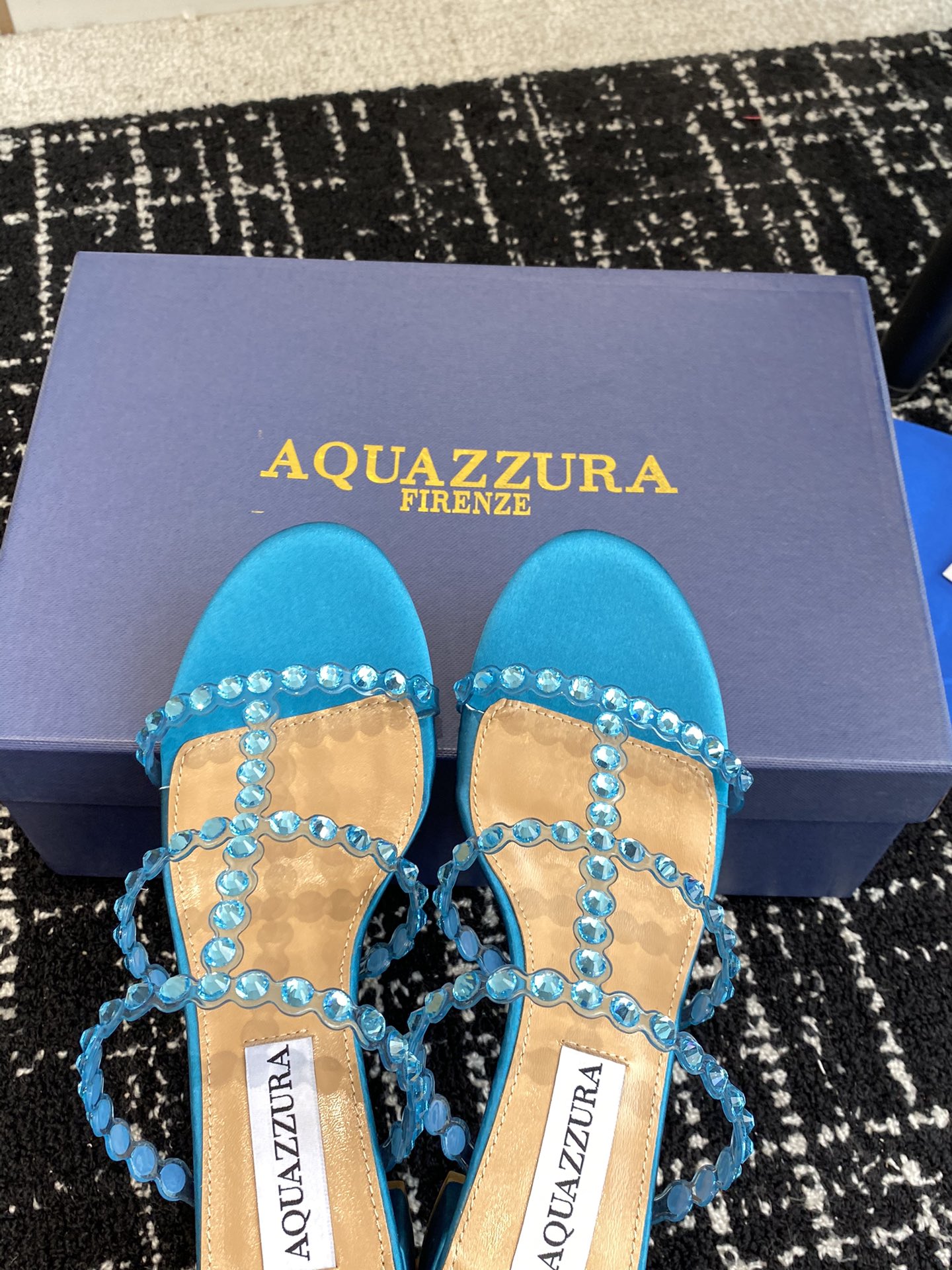 Aquazzura24ss惊艳火爆款菠萝王室贵族的钟爱雍容华贵气质高雅到手如图柜级品质进口真丝璀璨别致水