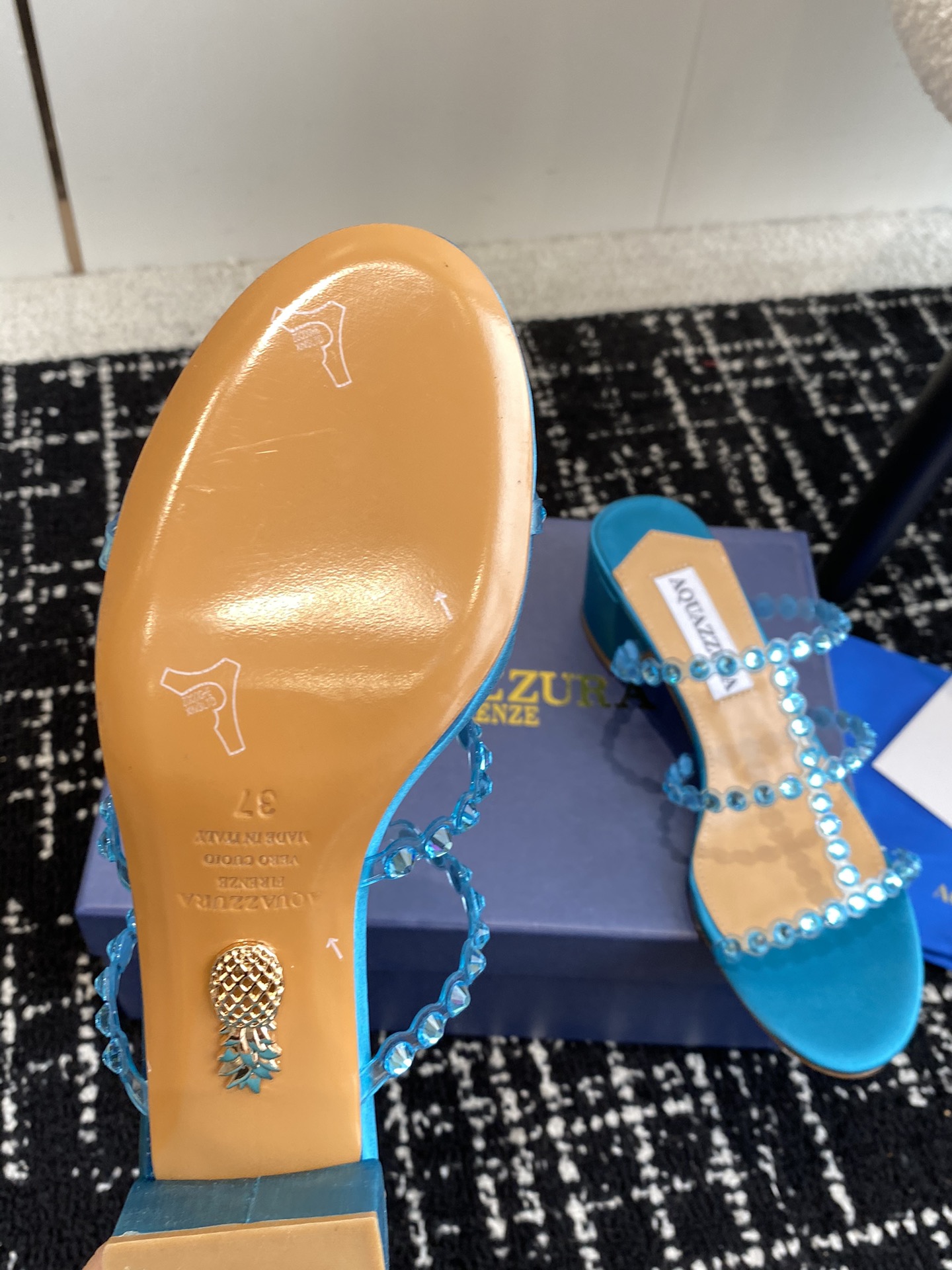 Aquazzura24ss惊艳火爆款菠萝王室贵族的钟爱雍容华贵气质高雅到手如图柜级品质进口真丝璀璨别致水