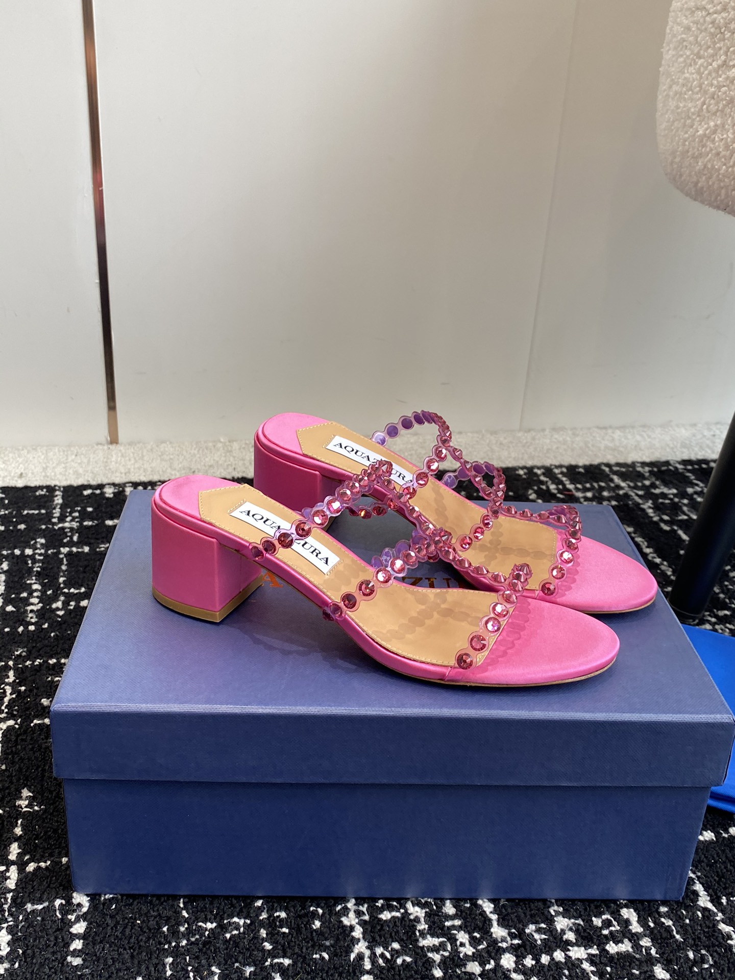 Aquazzura24ss惊艳火爆款菠萝王室贵族的钟爱雍容华贵气质高雅到手如图柜级品质进口真丝璀璨别致水